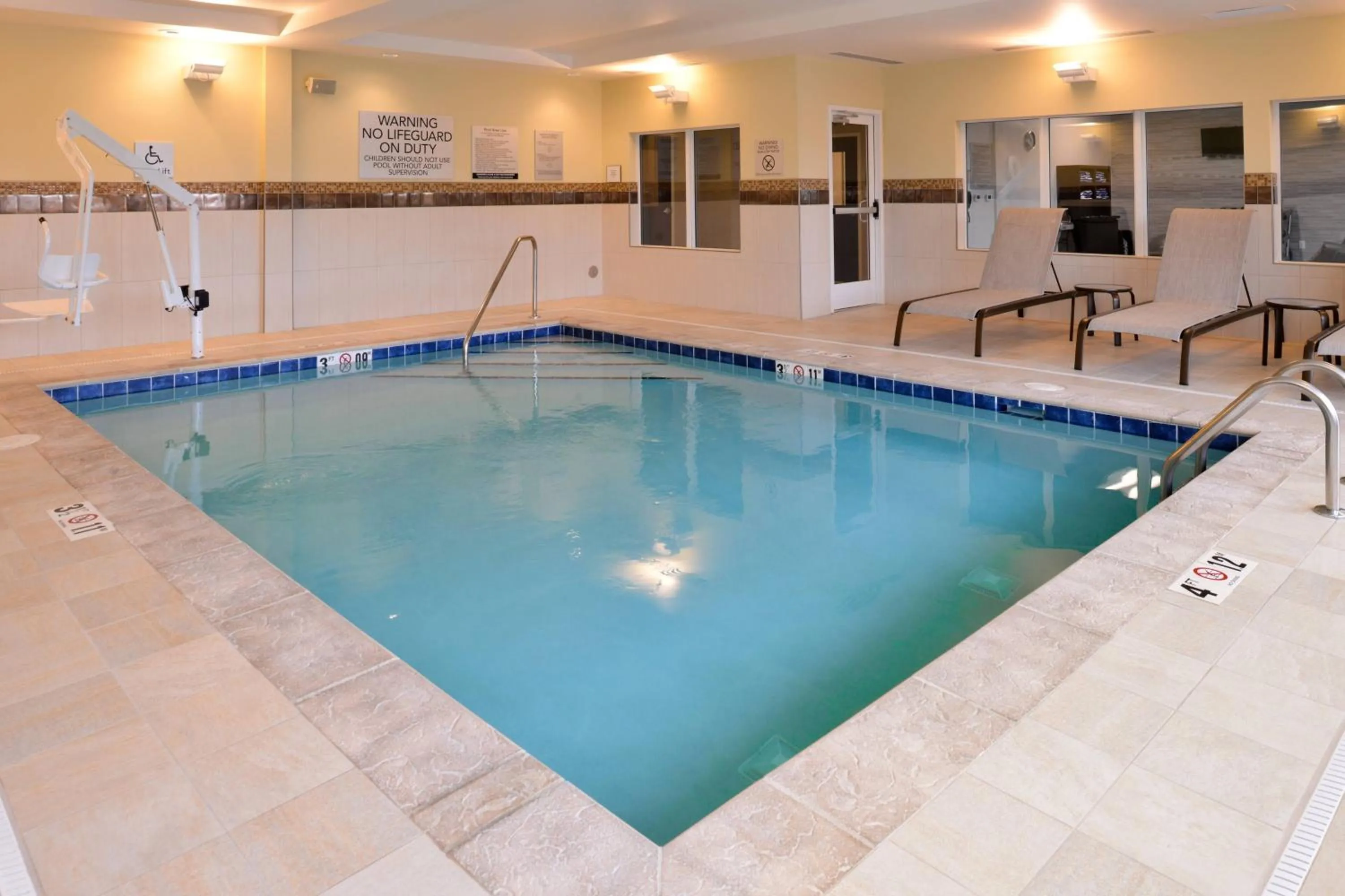 Swimming pool in Courtyard by Marriott Toledo North