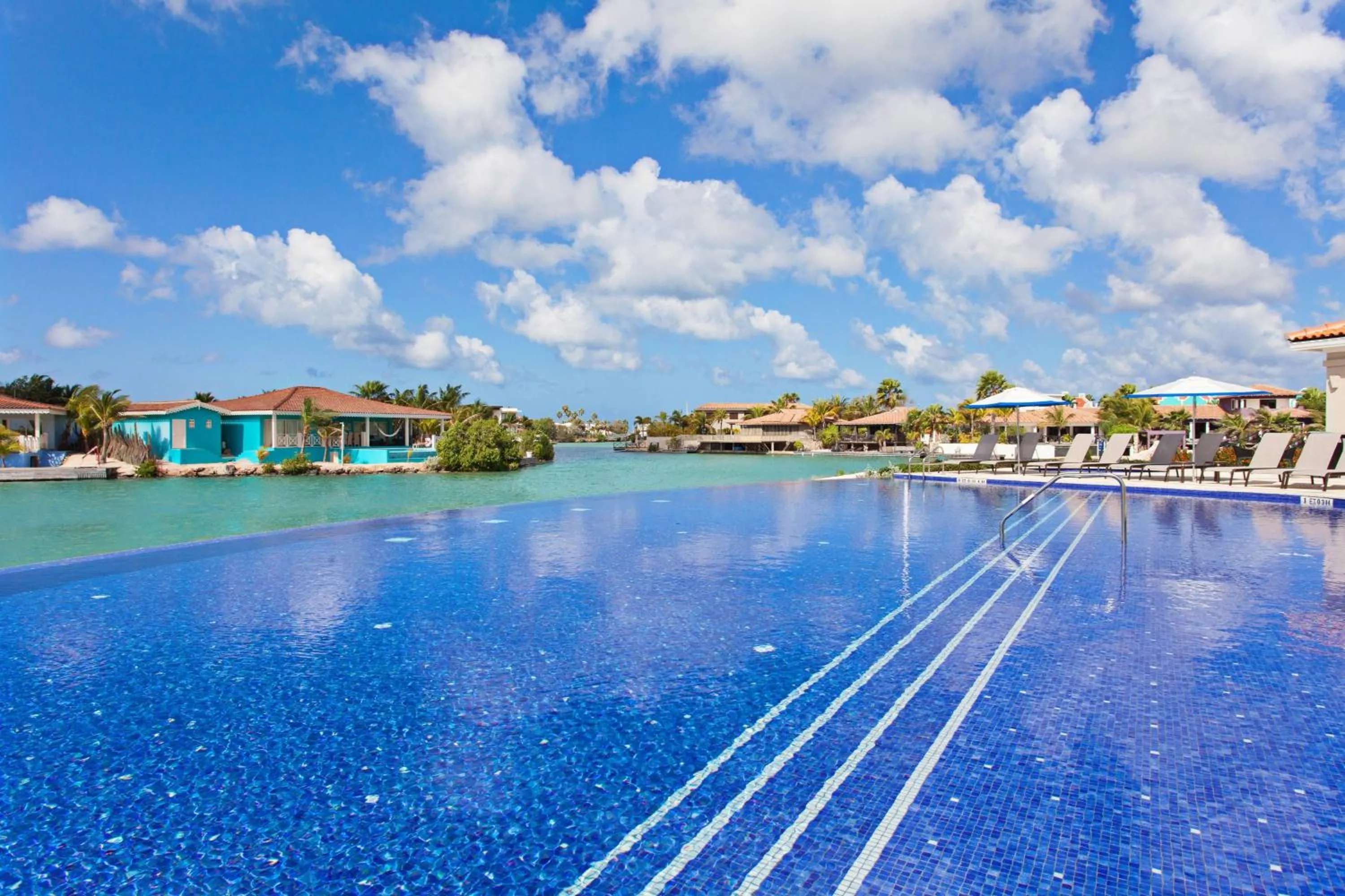 Swimming pool in Courtyard by Marriott Bonaire Dive Resort