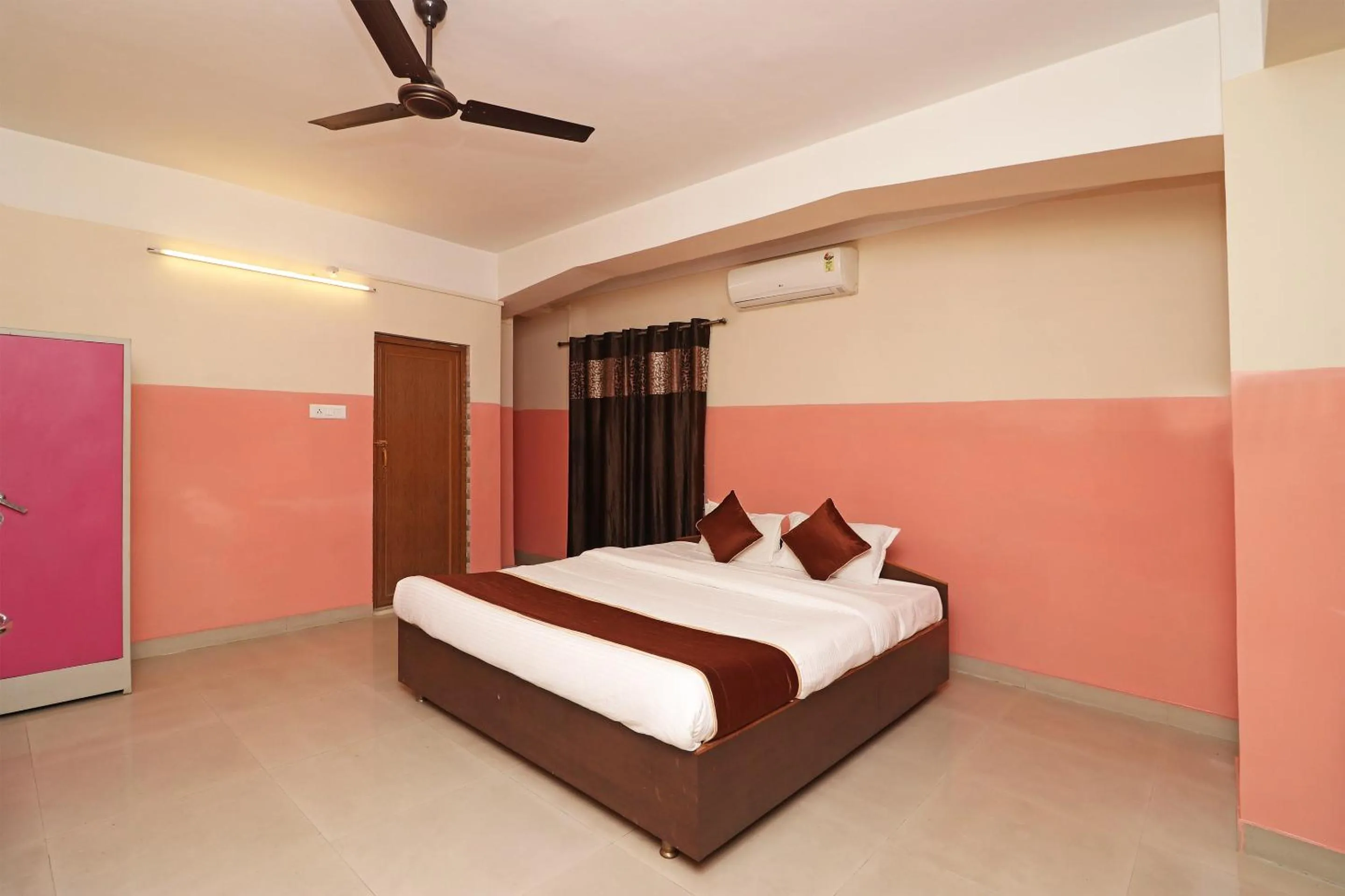 Bedroom, Bed in Hotel O Prabha Palace Lodge