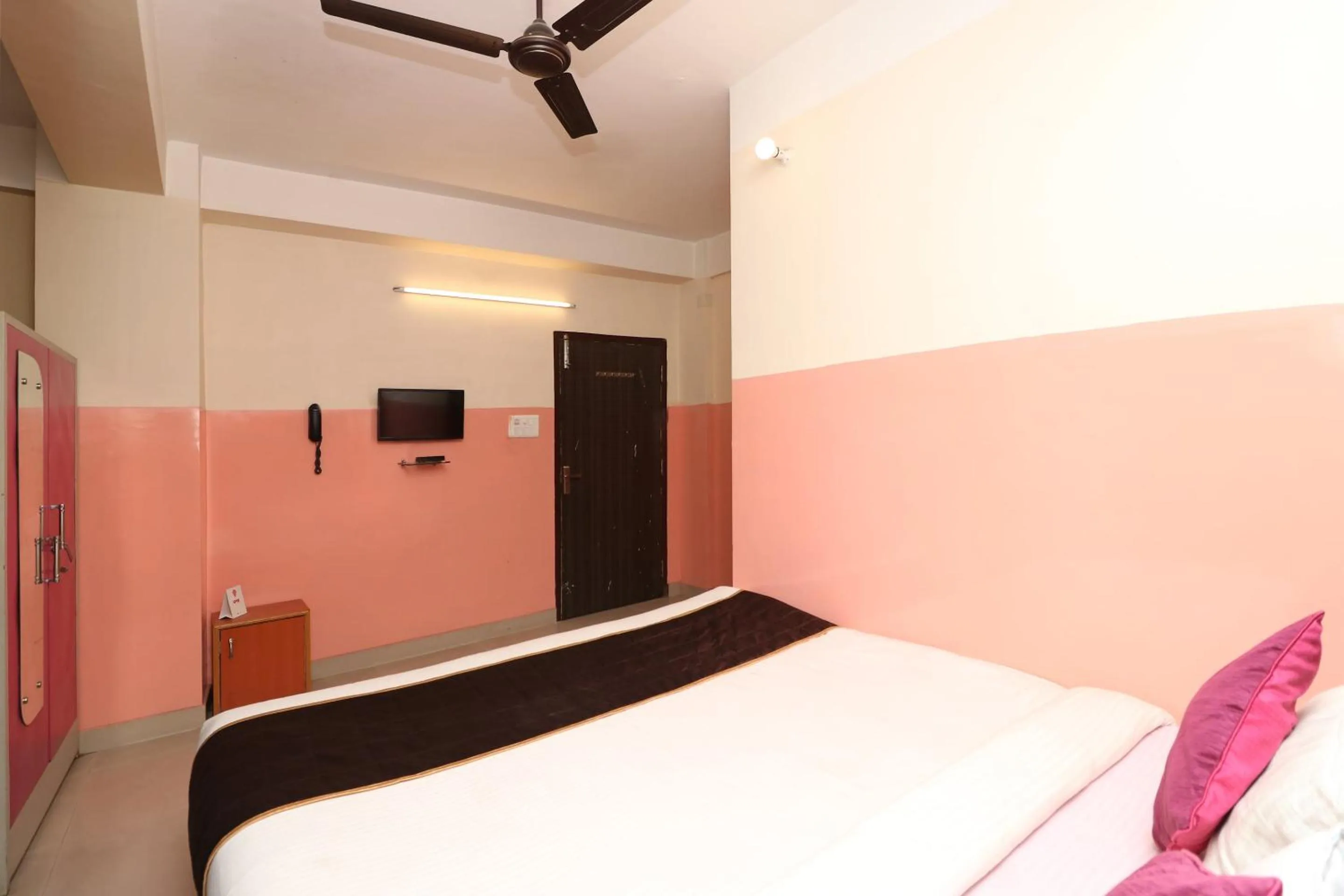 Bedroom, Bed in Hotel O Prabha Palace Lodge