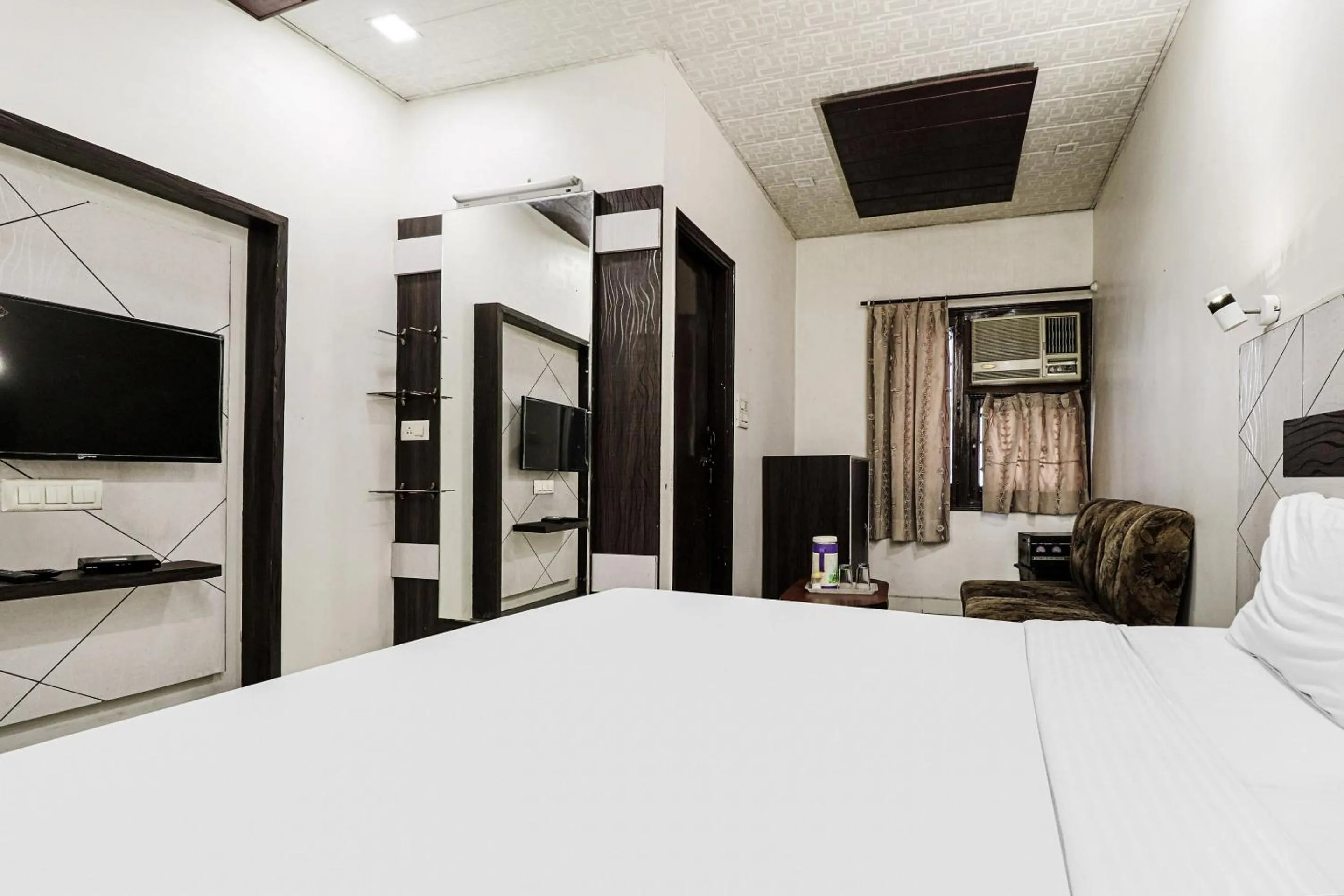 Lobby or reception, Bed in Hotel O Surya