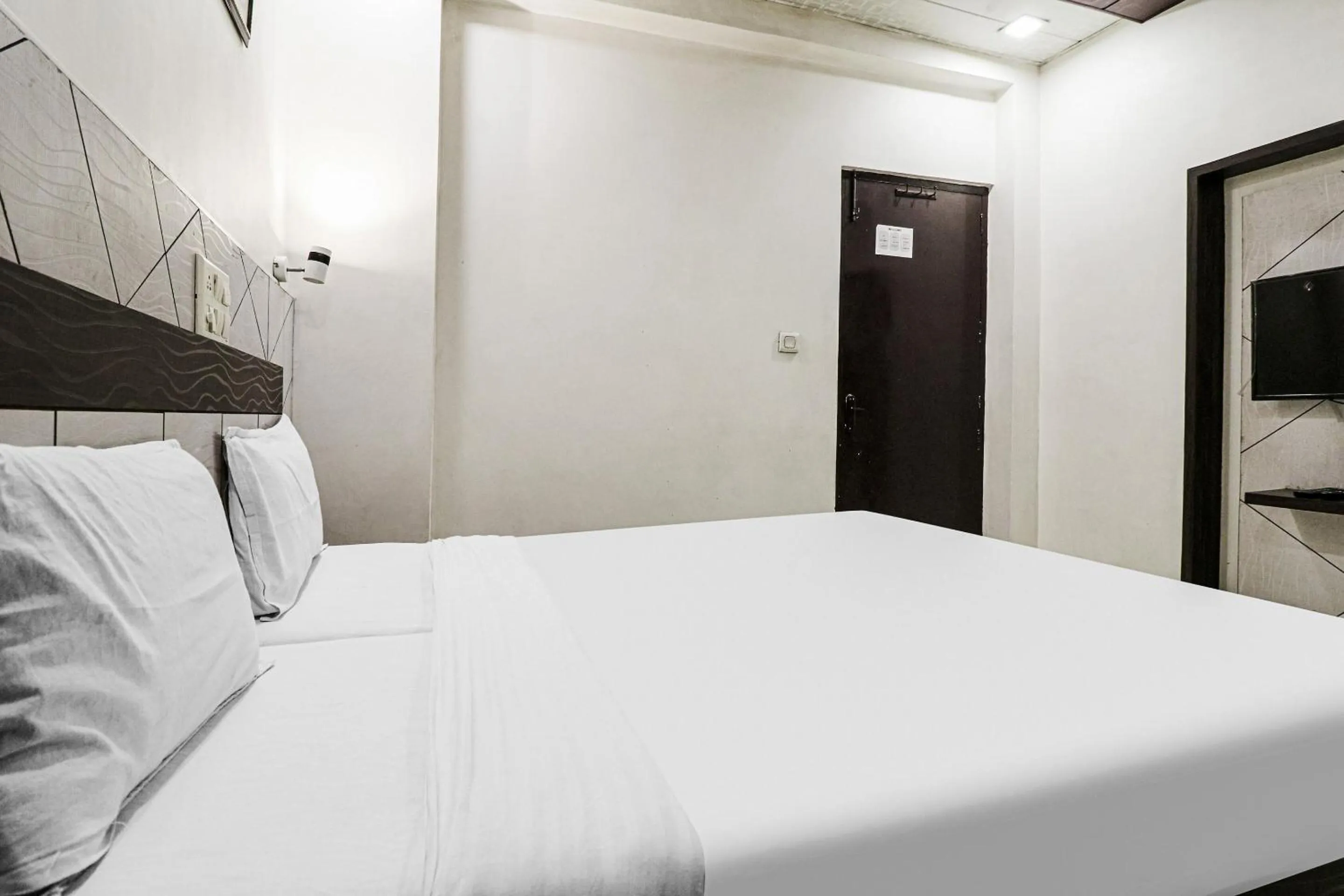 Bathroom, Bed in Hotel O Surya