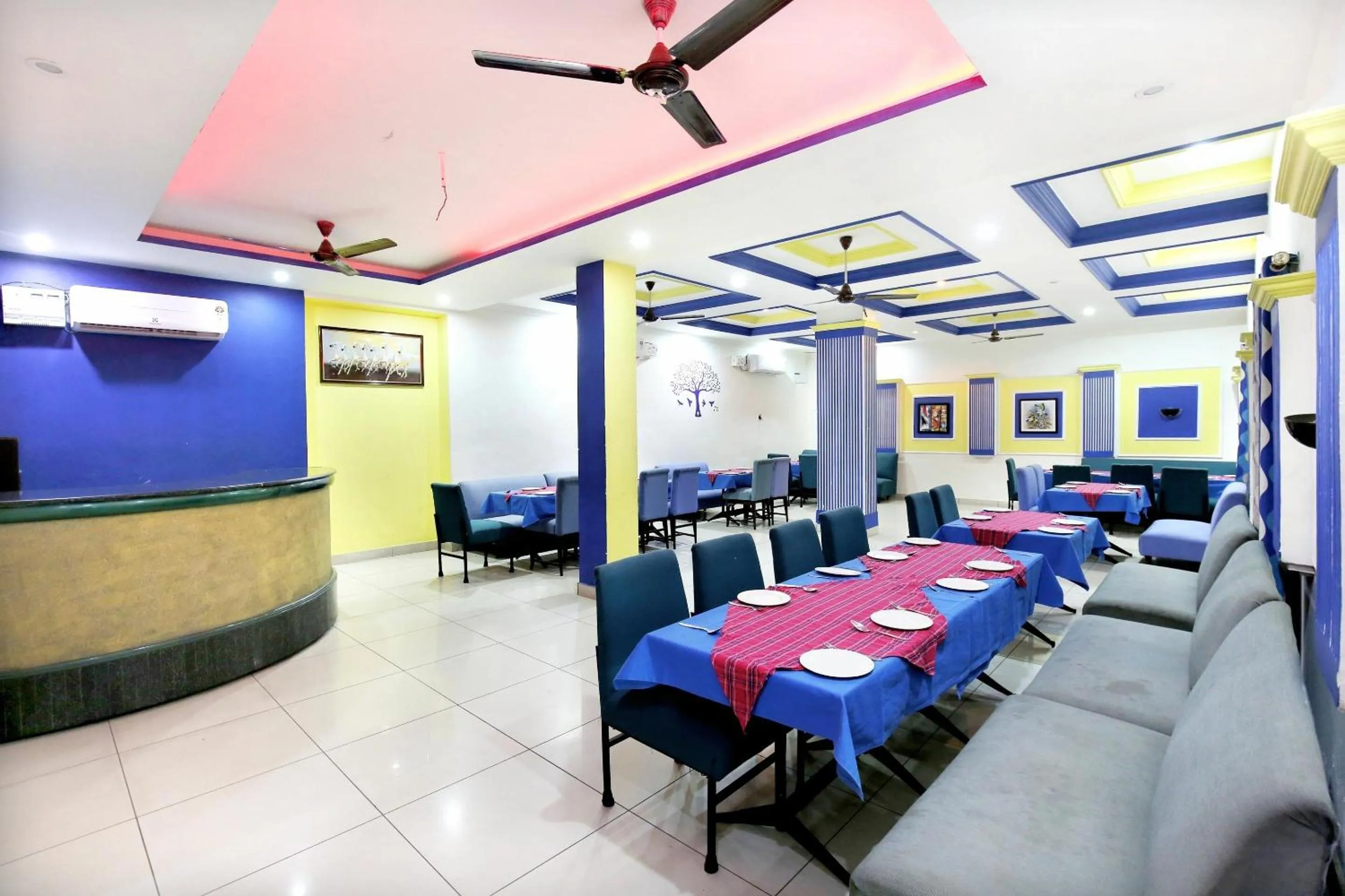 Restaurant/places to eat in Hotel O Rajmahal