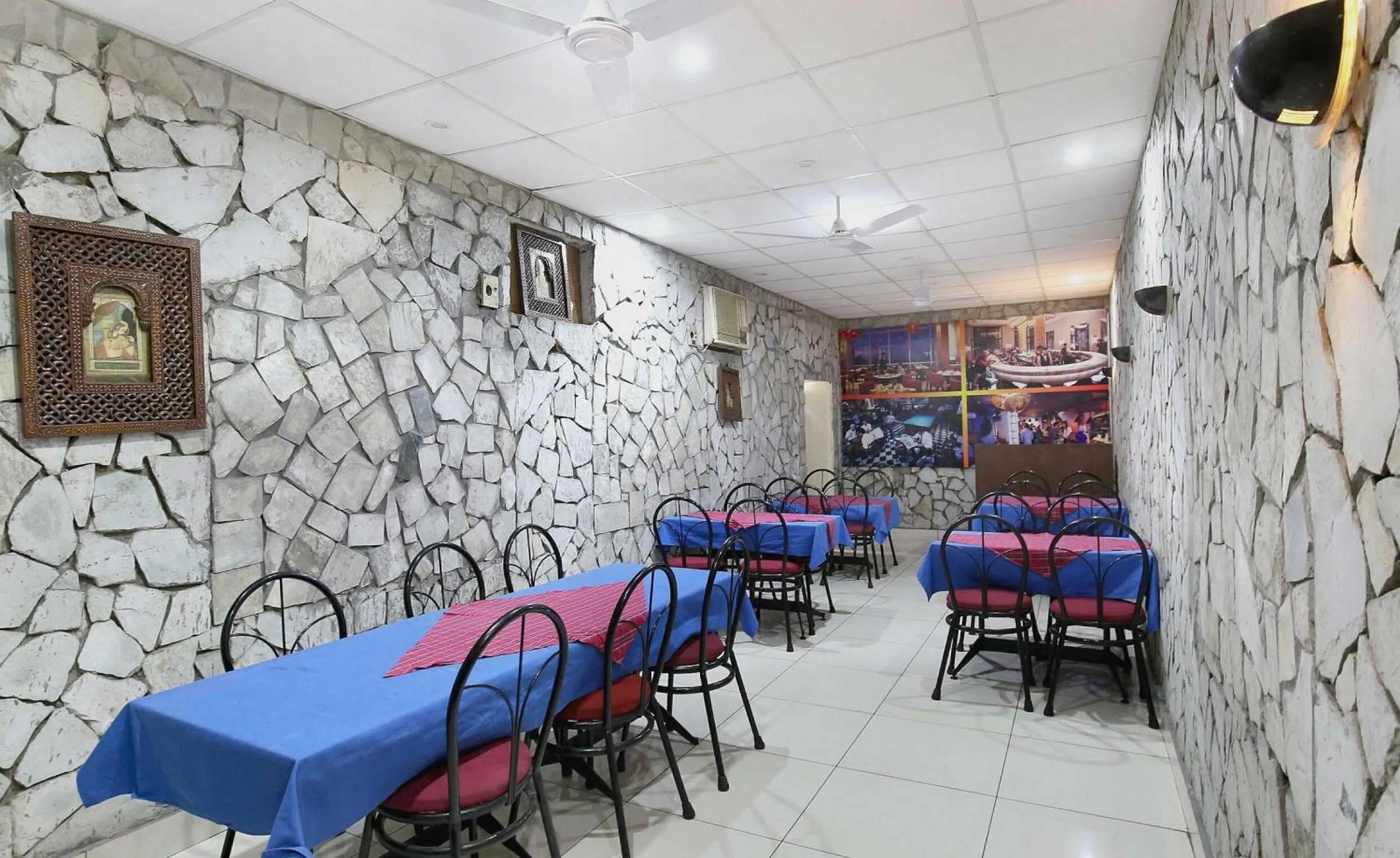 Restaurant/places to eat in Hotel O Rajmahal
