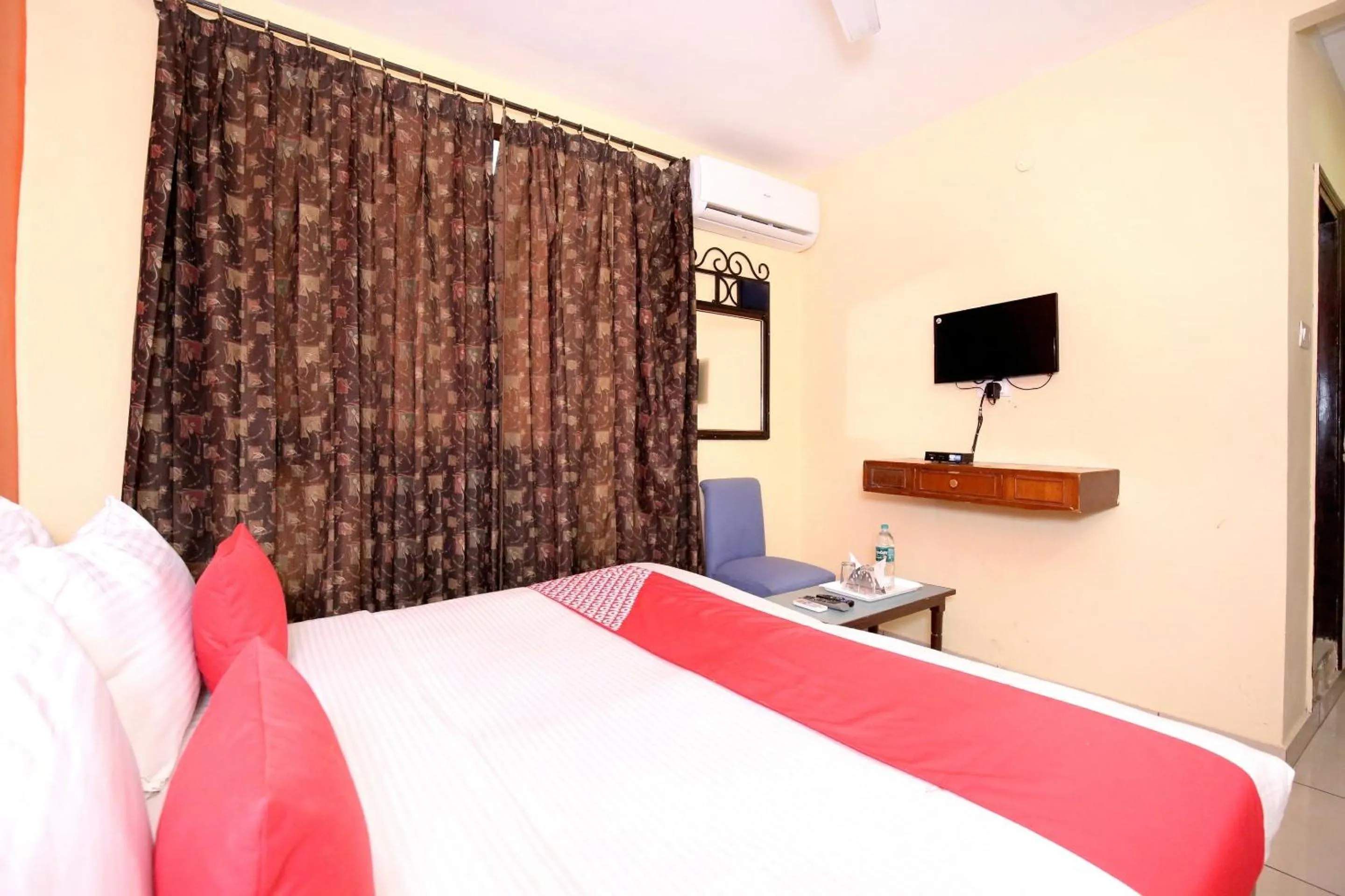 Bedroom, Bed in Hotel O Rajmahal