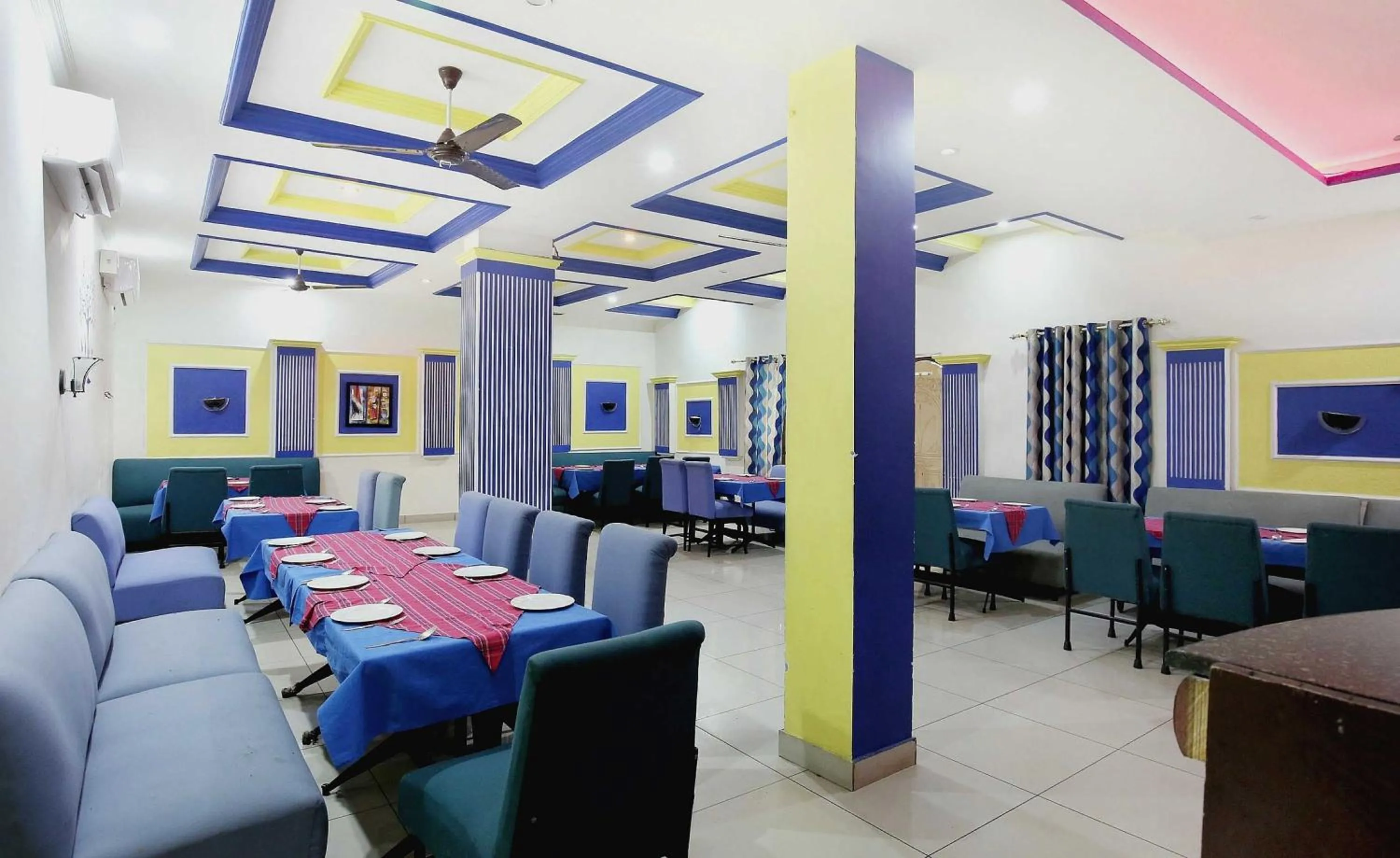 Restaurant/places to eat in Hotel O Rajmahal