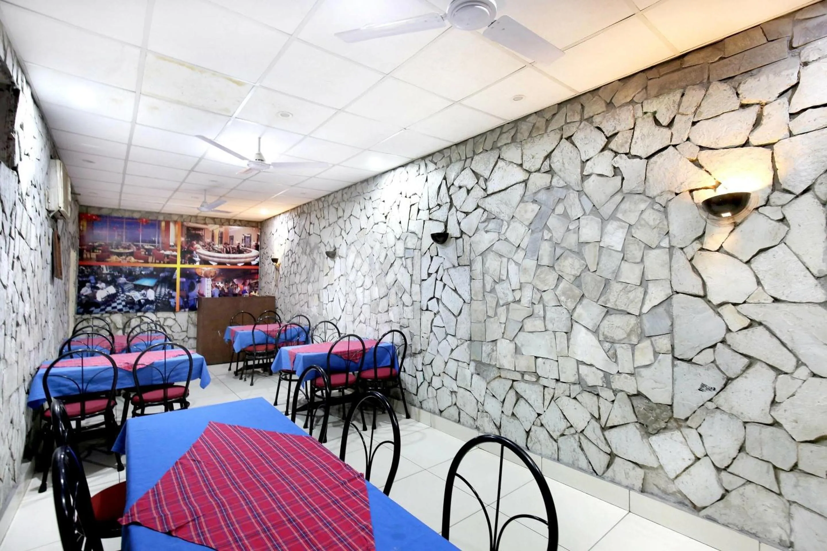 Restaurant/places to eat in Hotel O Rajmahal