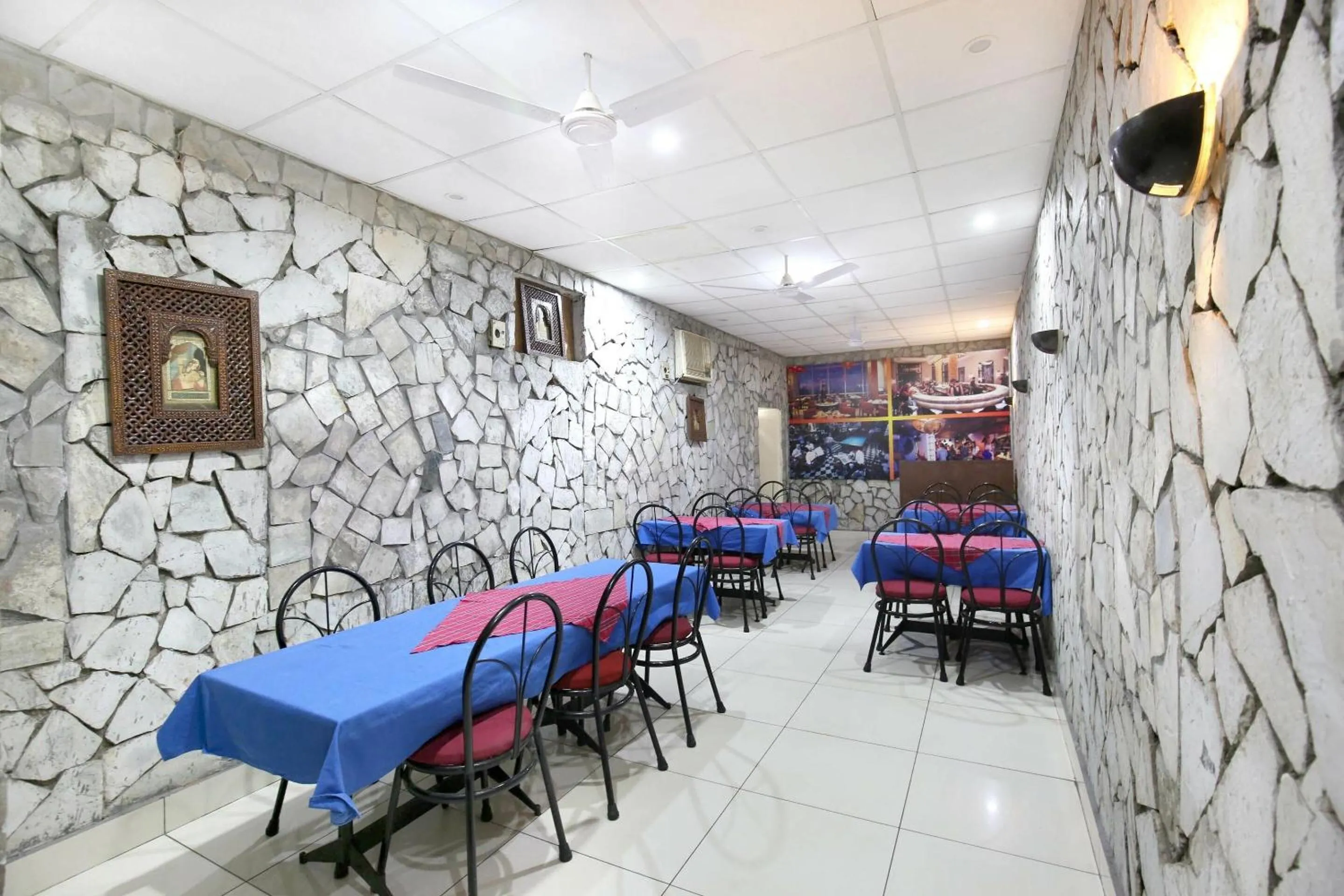 Restaurant/places to eat in Hotel O Rajmahal
