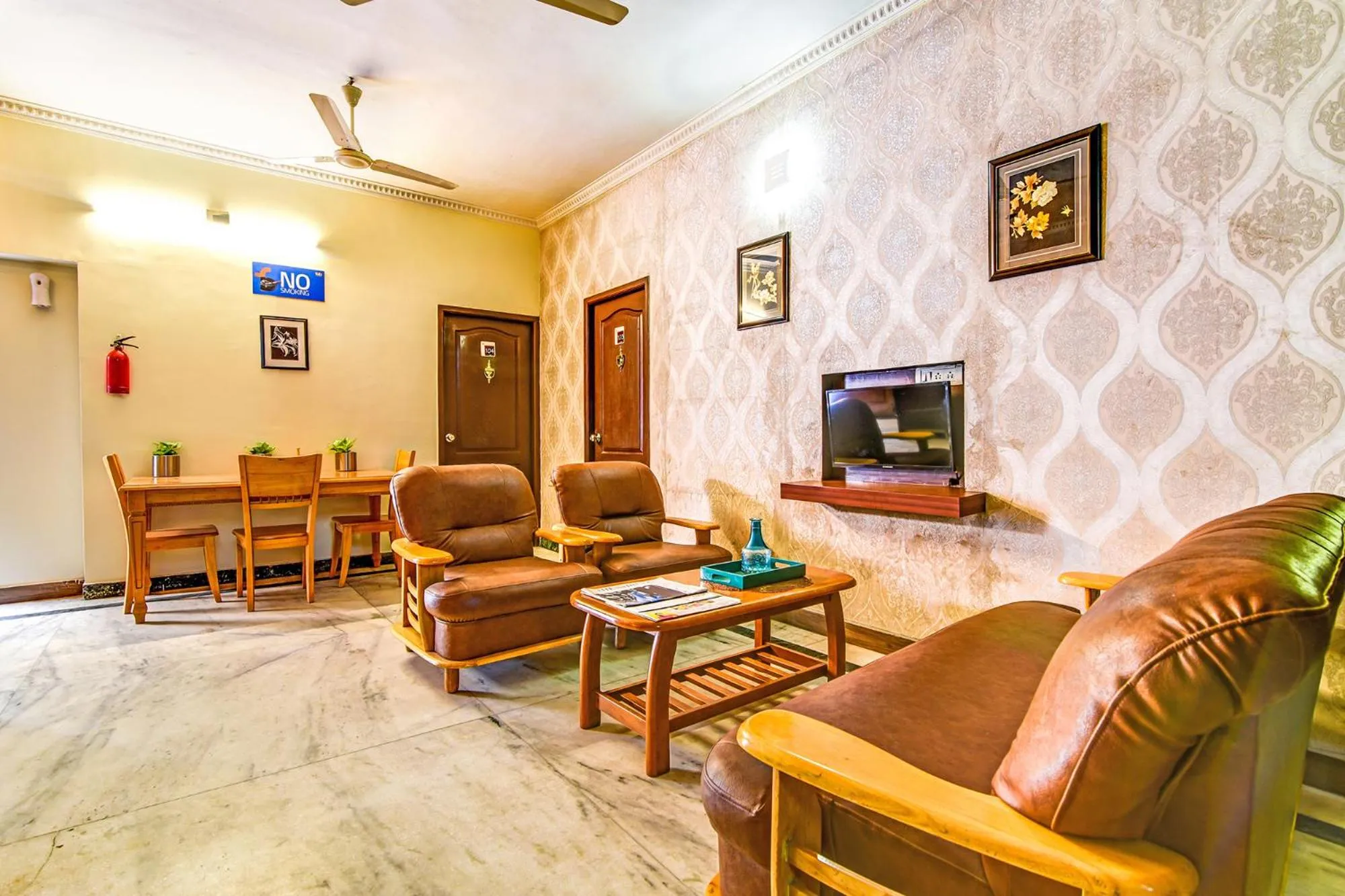 Lobby or reception in FabExpress Nestlay Rooms - Nr ACS Medical hospital & Apollo Speaciality Hospitals