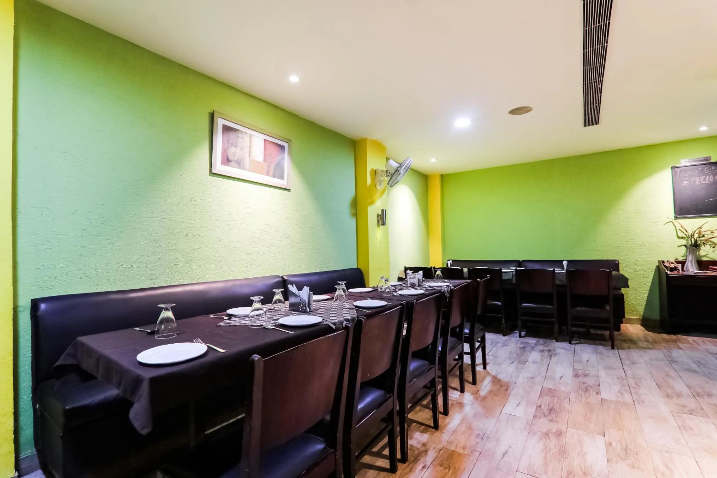 Restaurant/places to eat in Super Hotel O Resort Sita Kiran