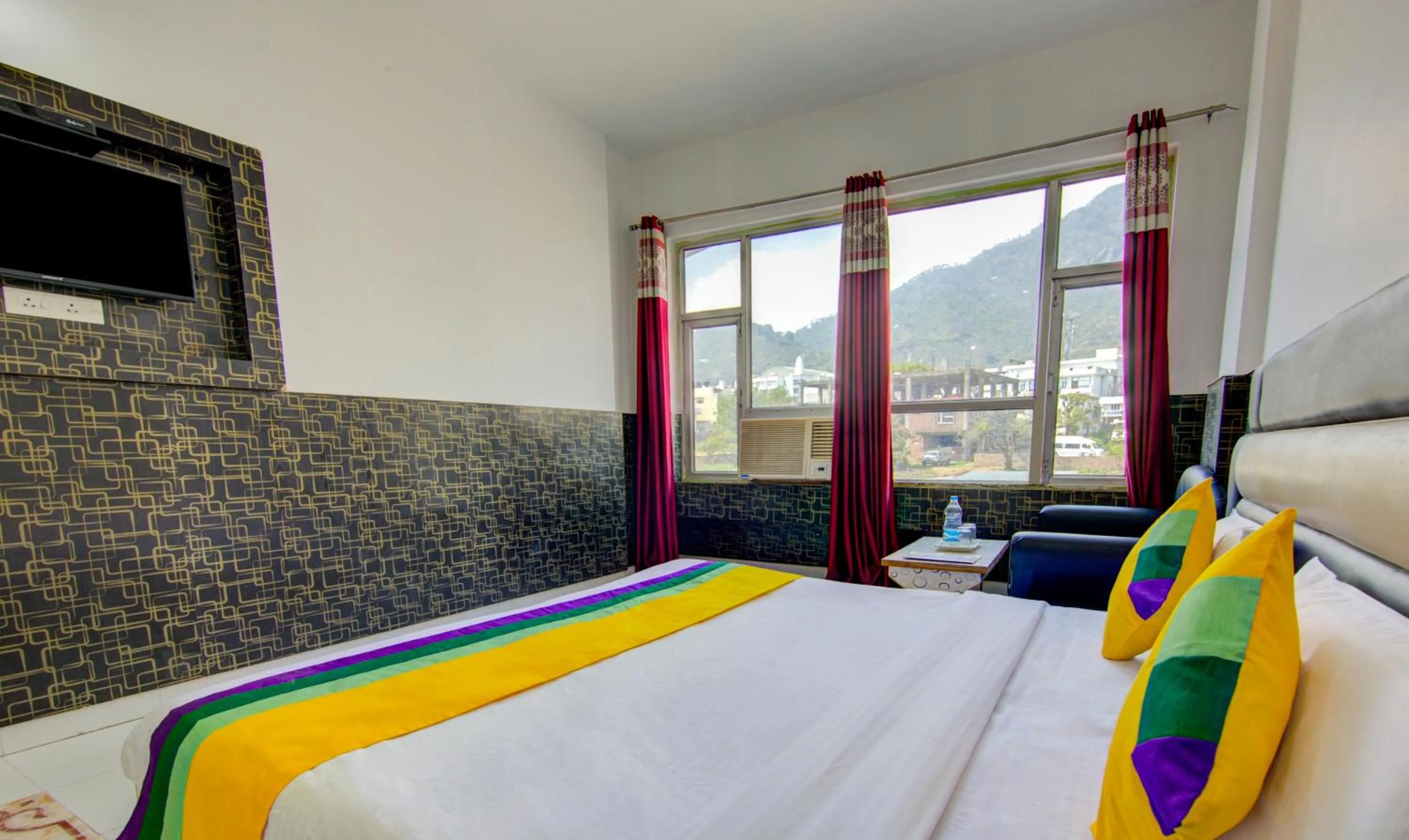 TV and multimedia, Bed in Itsy Hotels Satya Shree
