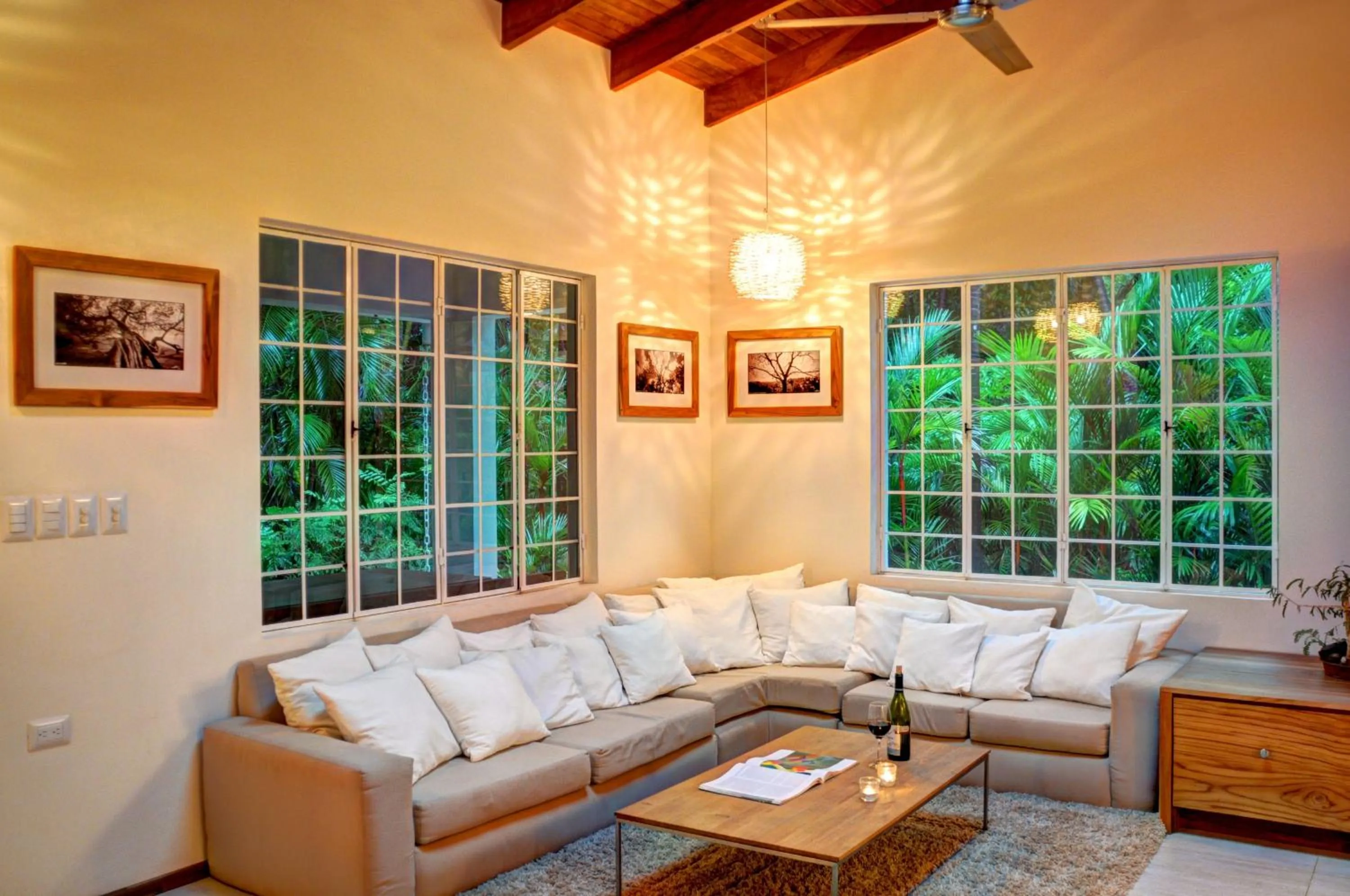 Living room in Moana Surf Resort