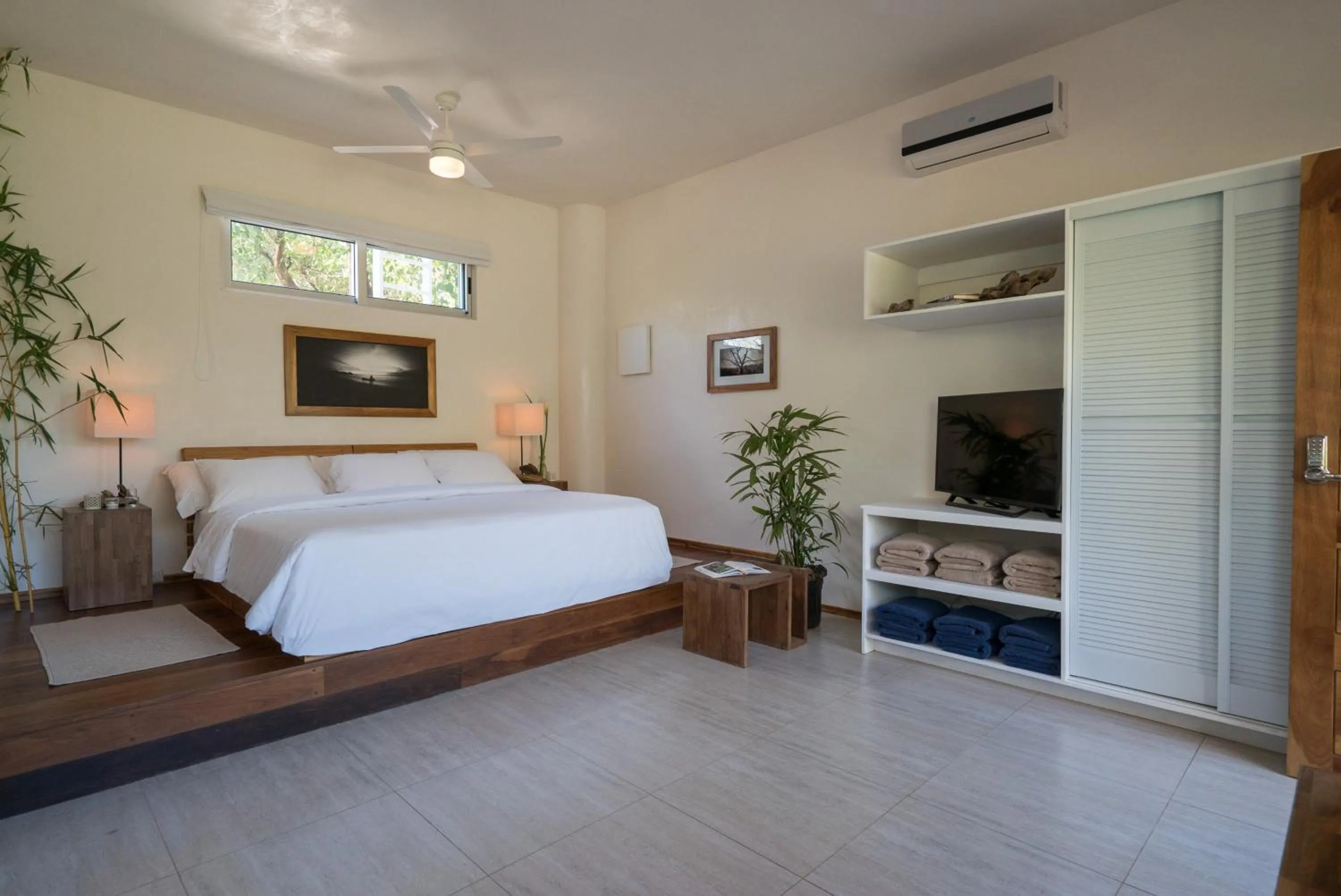 Bedroom, Bed in Moana Surf Resort