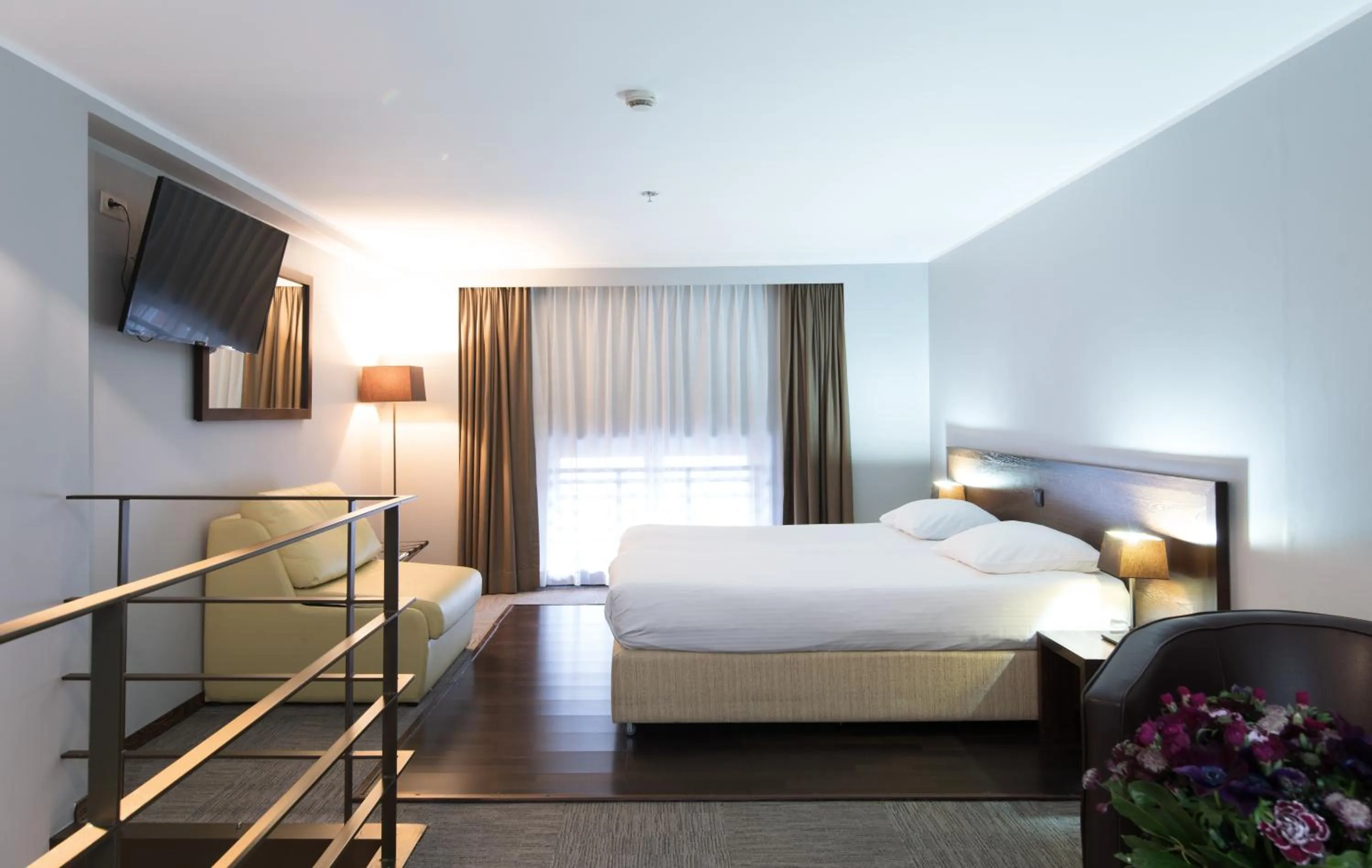 Photo of the whole room, Bed in Hotel Chambord