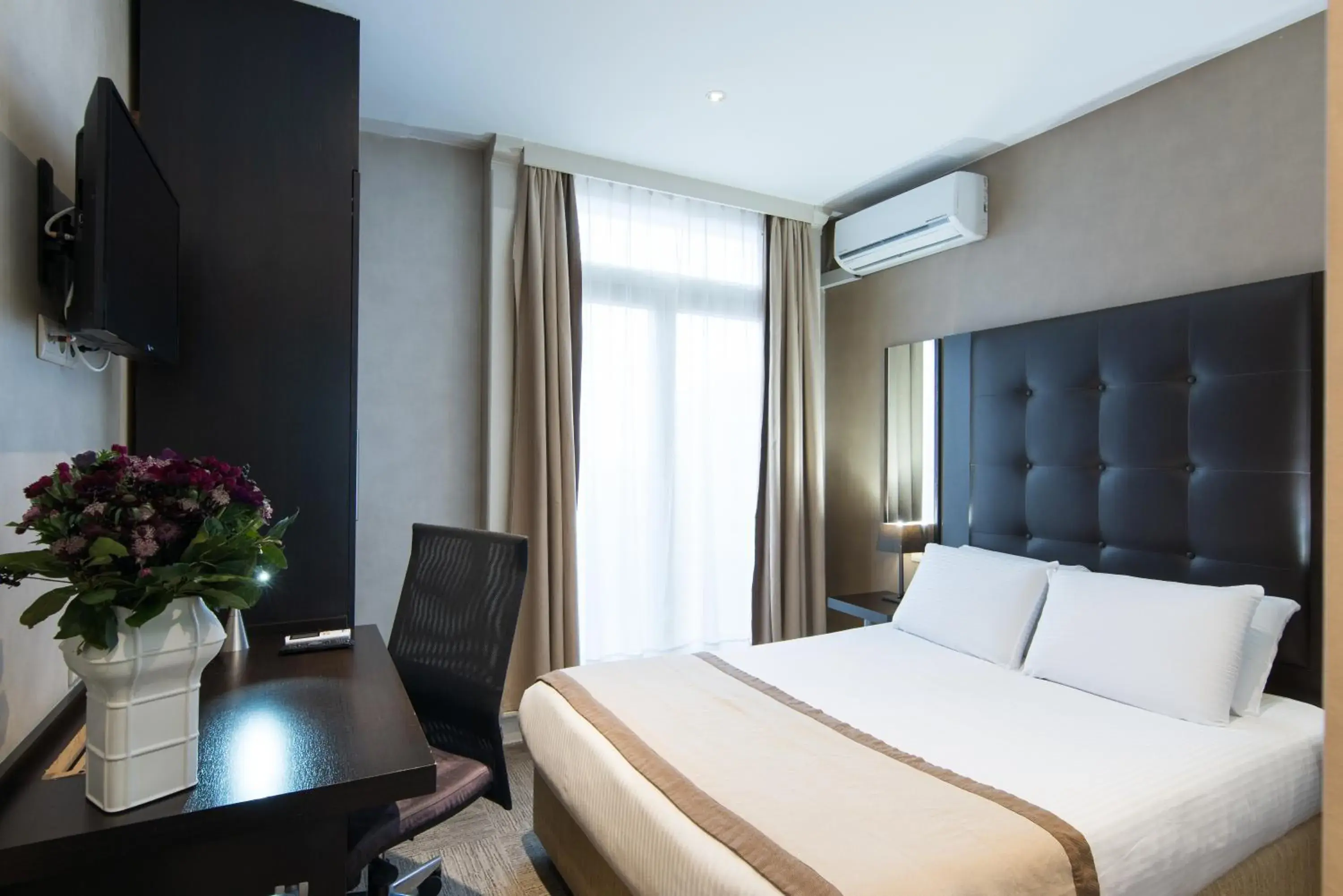 Standard Double Room in Hotel Chambord Standard Double Room in Hotel Chambord