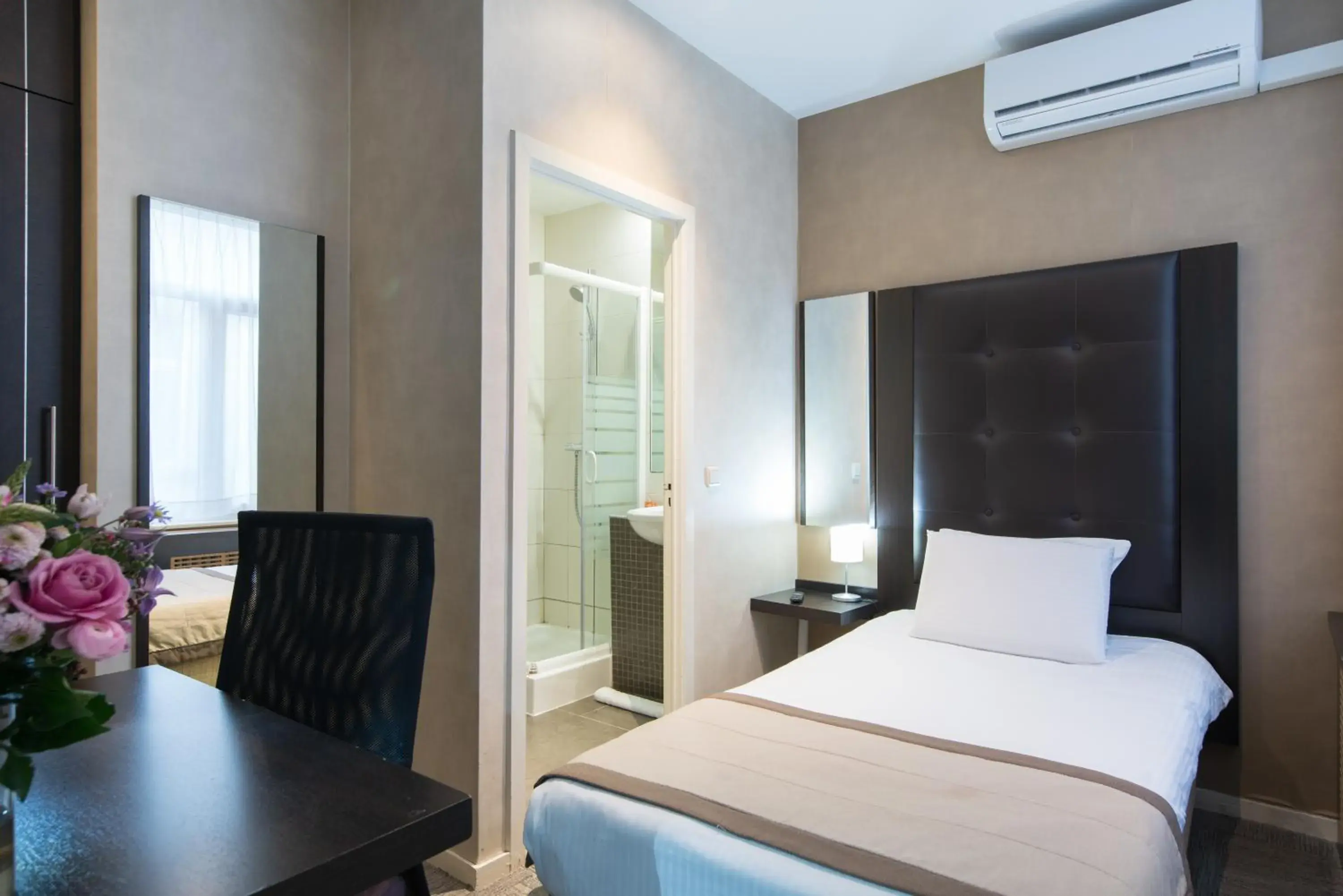 Small Single Room in Hotel Chambord Small Single Room in Hotel Chambord