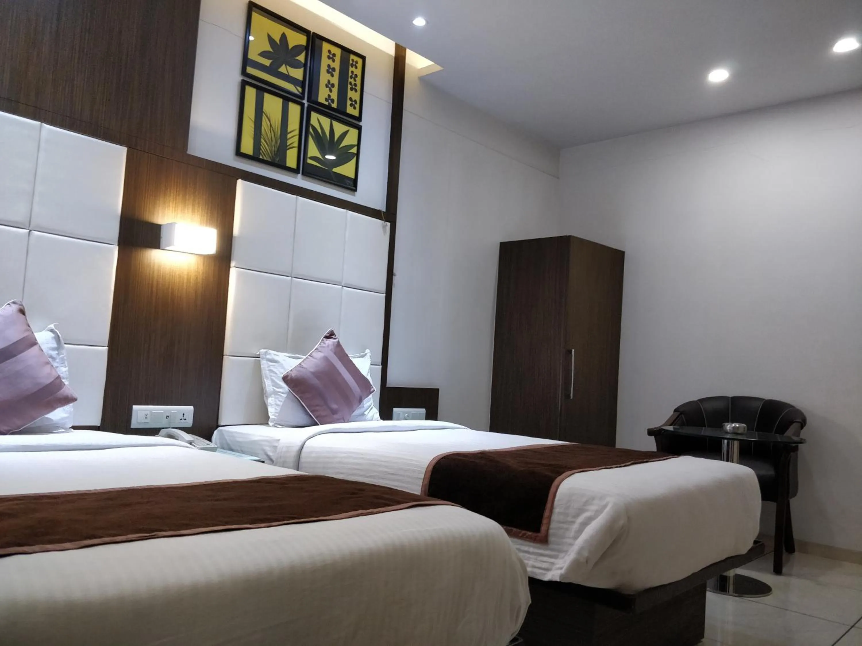 Bathroom, Bed in Hotel Royal Shelter