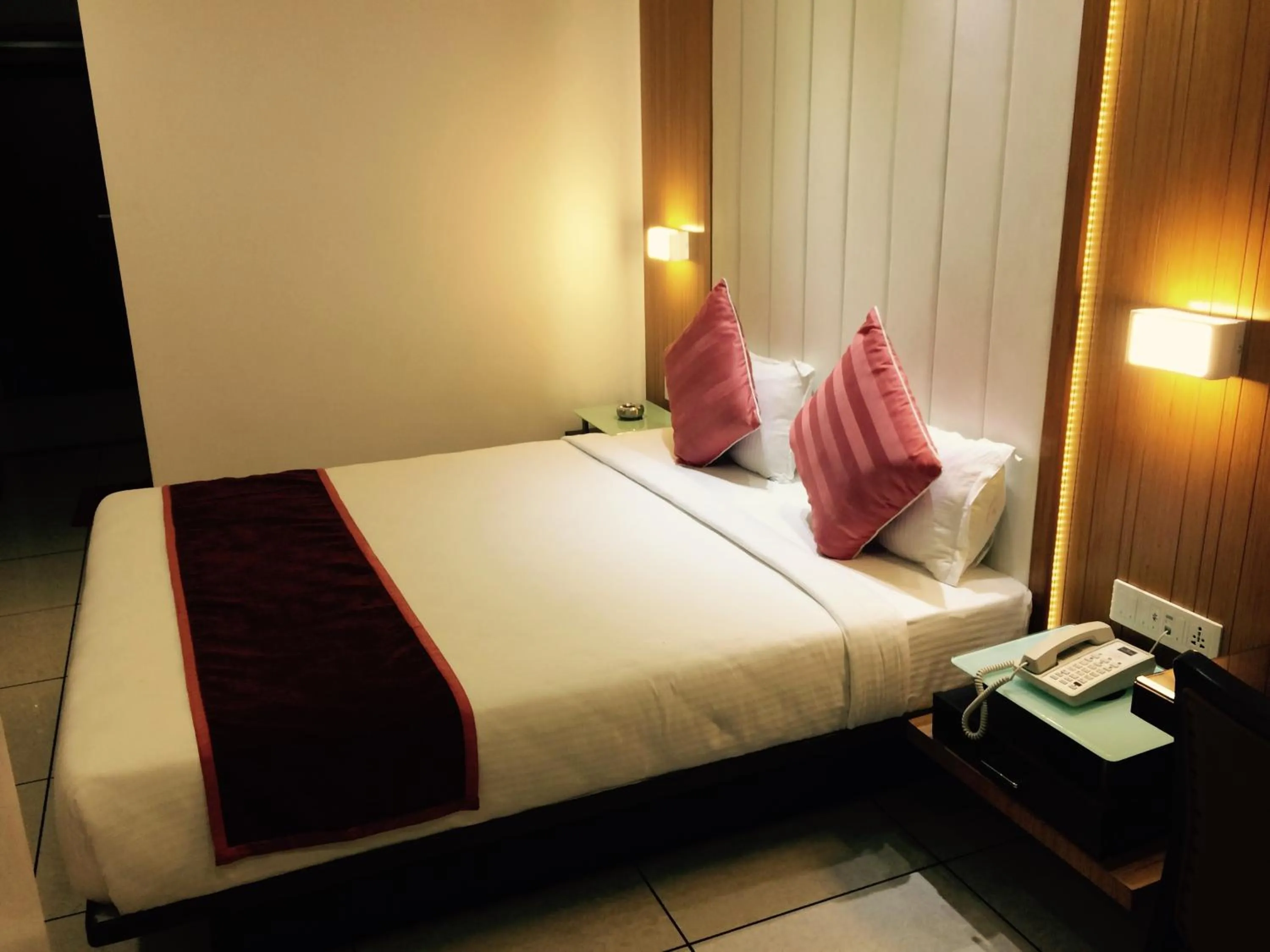 Bathroom, Bed in Hotel Royal Shelter