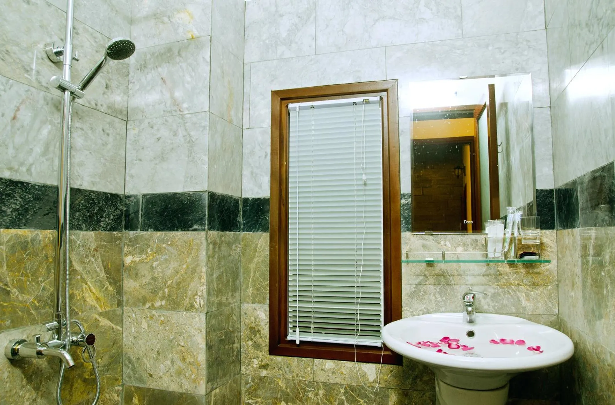 Bathroom in An Hoi Town Homestay