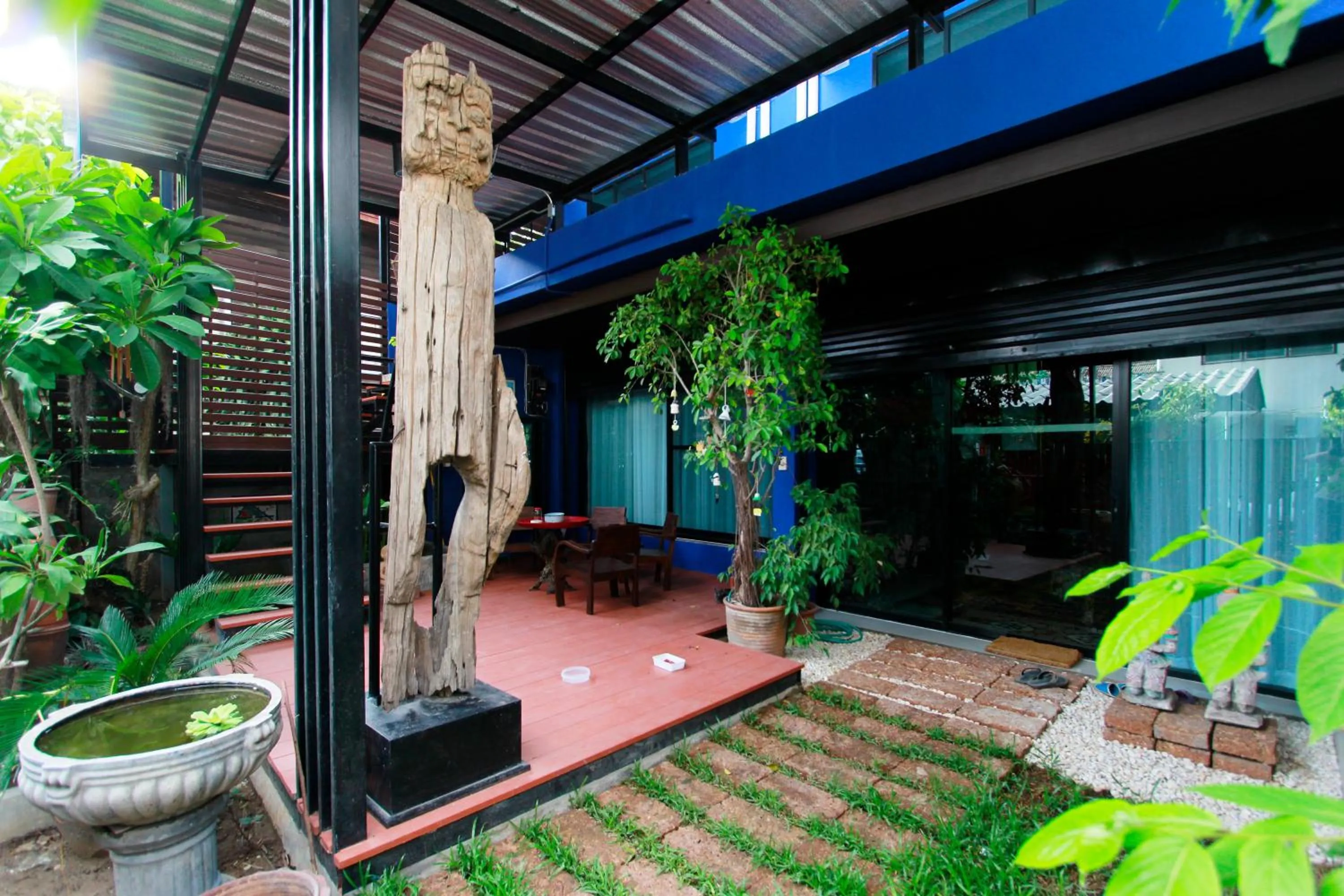 Facade/entrance in Chez Pom