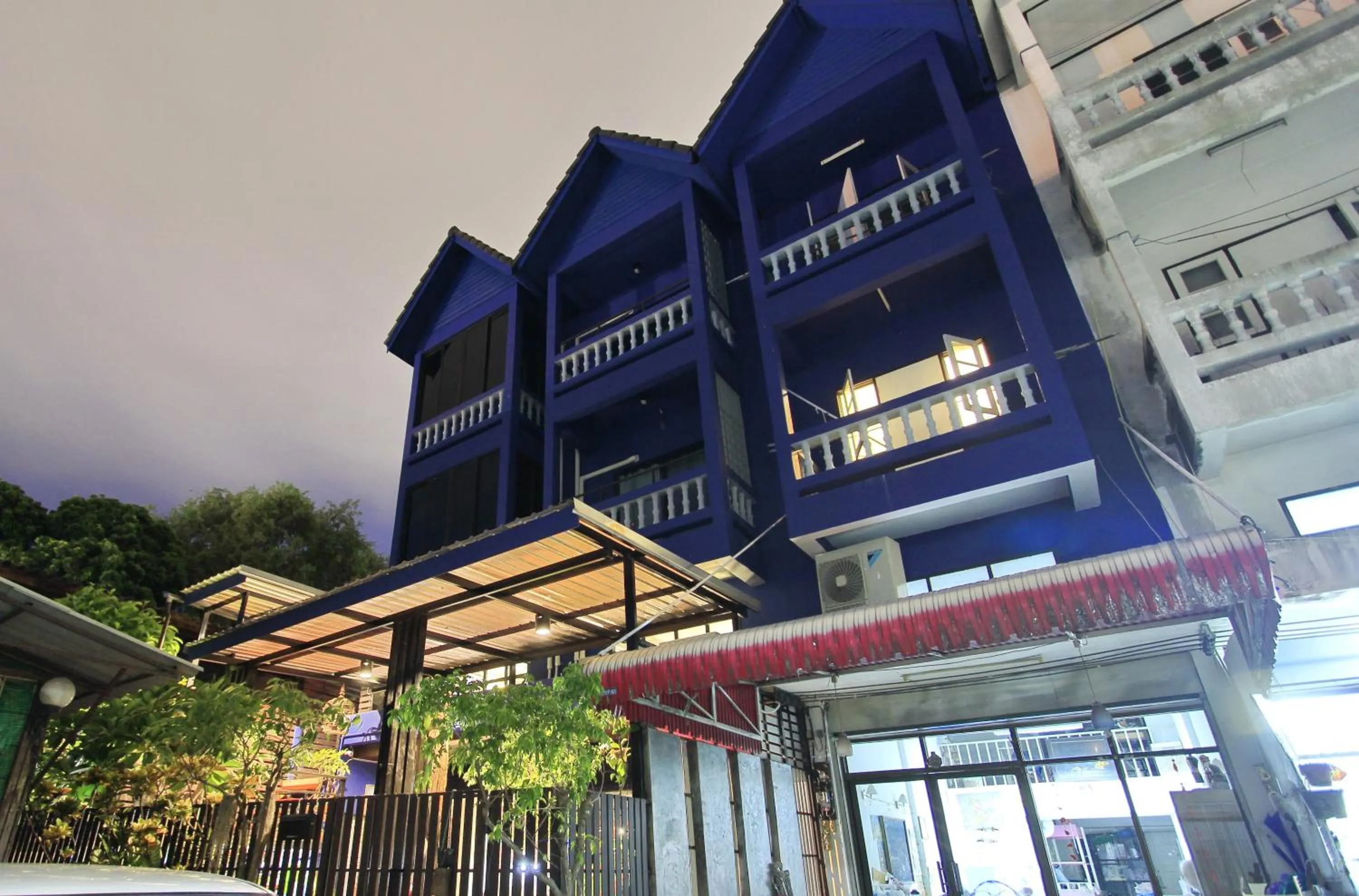 Property building in Chez Pom