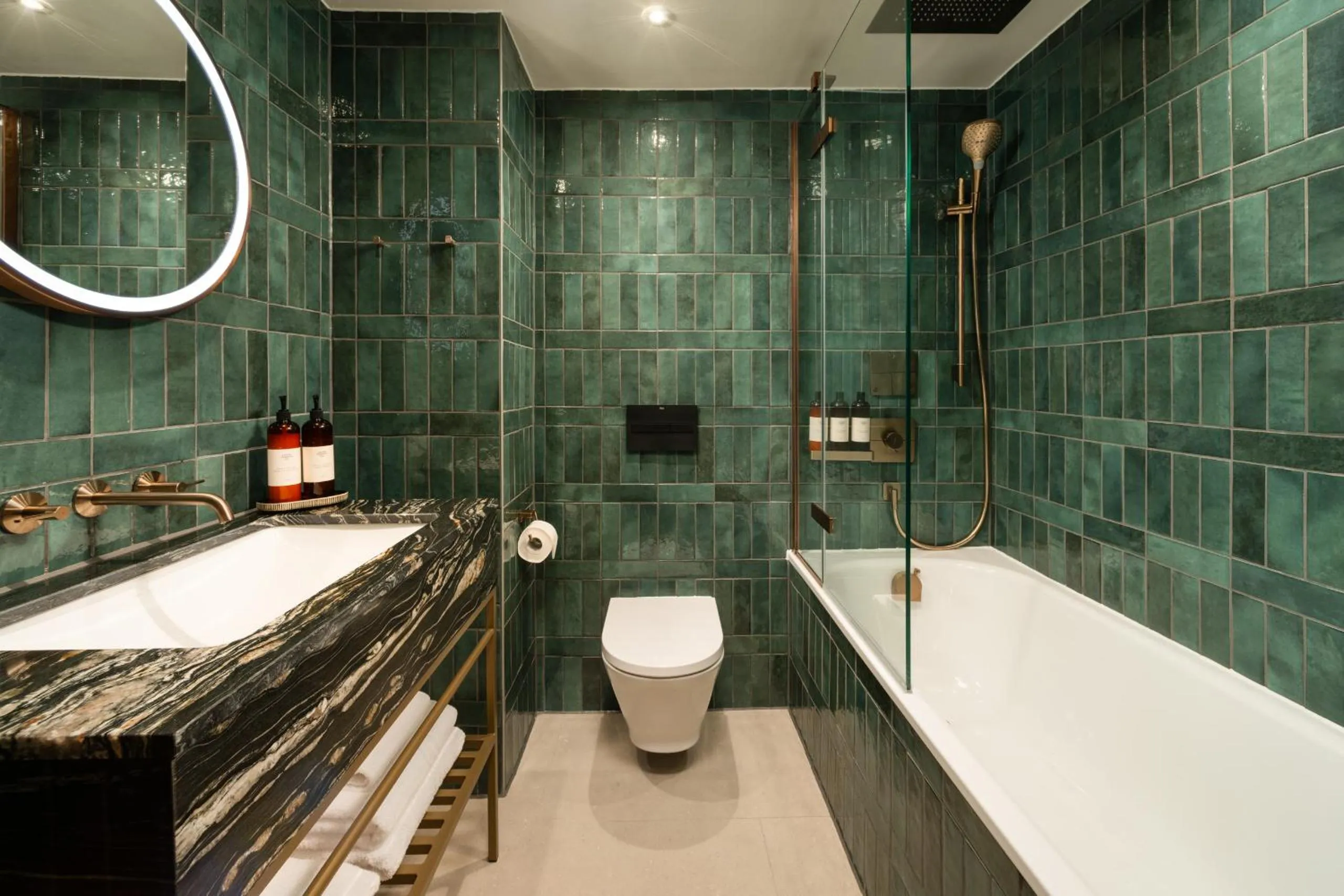 Bathroom in Carlton George Hotel