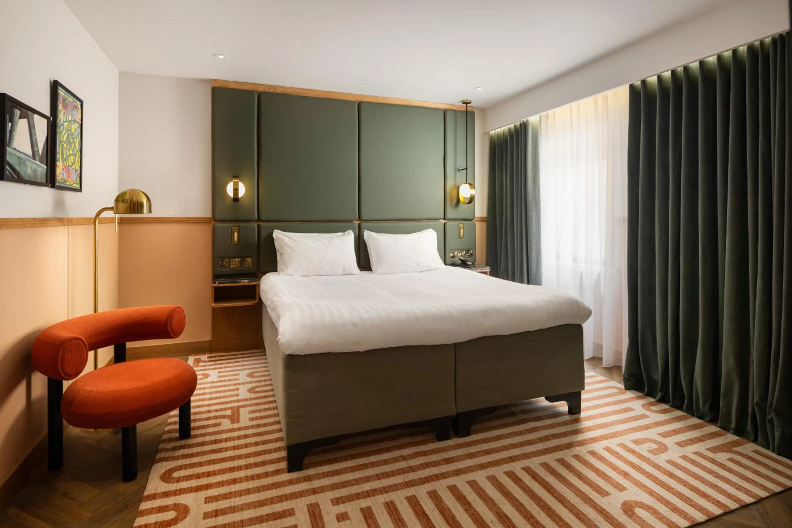 Bed in Carlton George Hotel