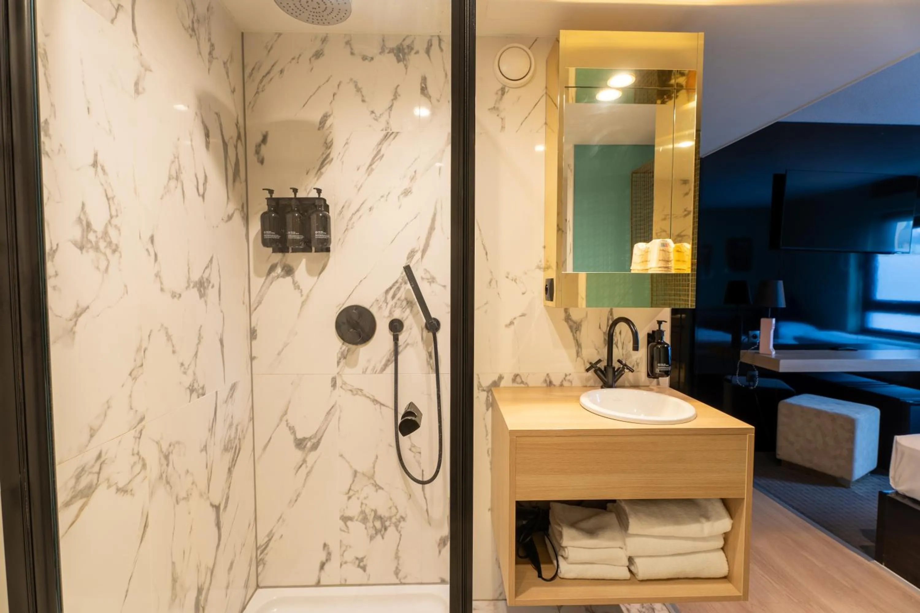 Shower, Bed in YUP Hotel