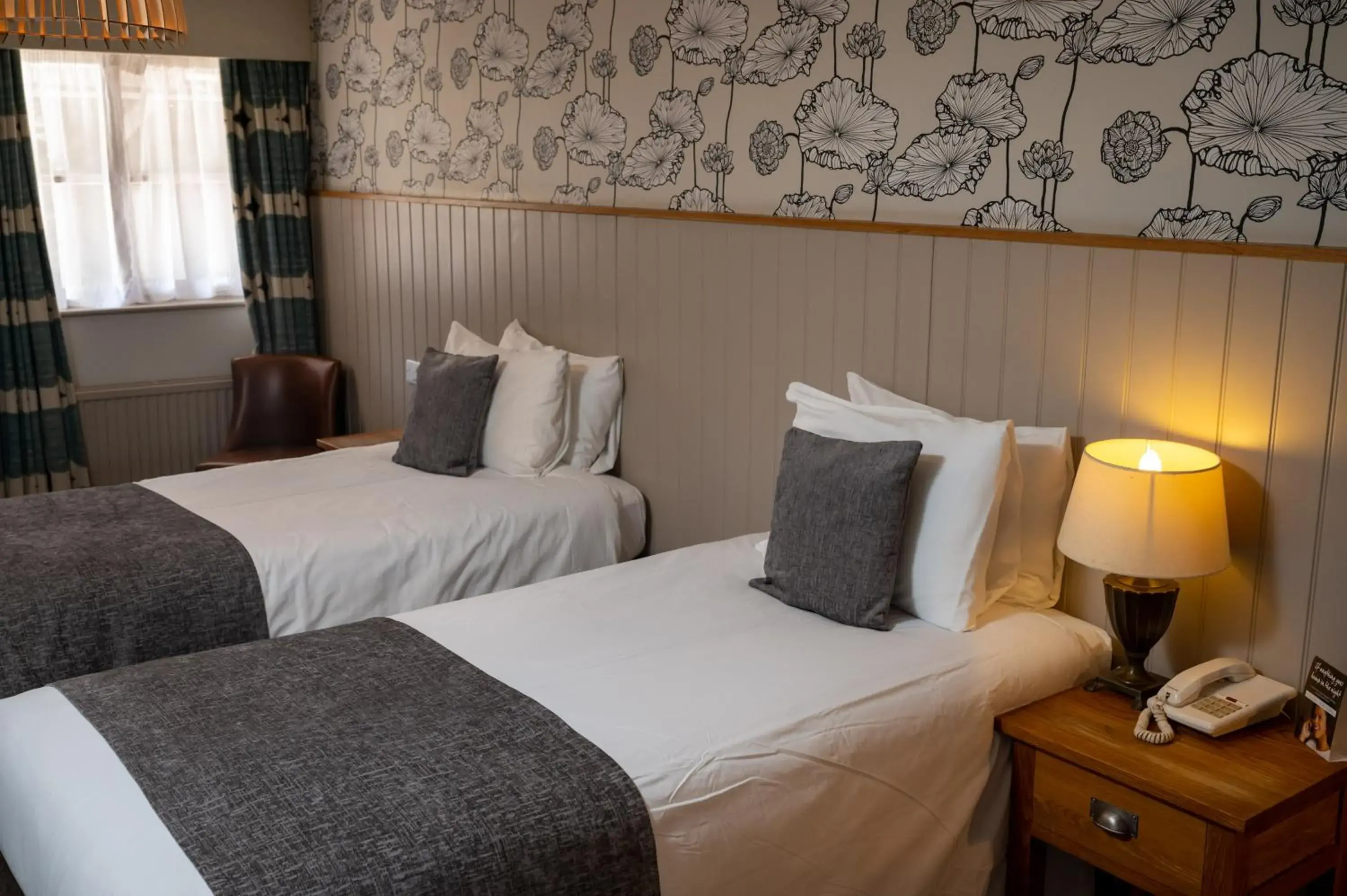 Twin Room - Disability Access in Cedars Inn by Greene King Inns Twin Room - Disability Access in Cedars Inn by Greene King Inns