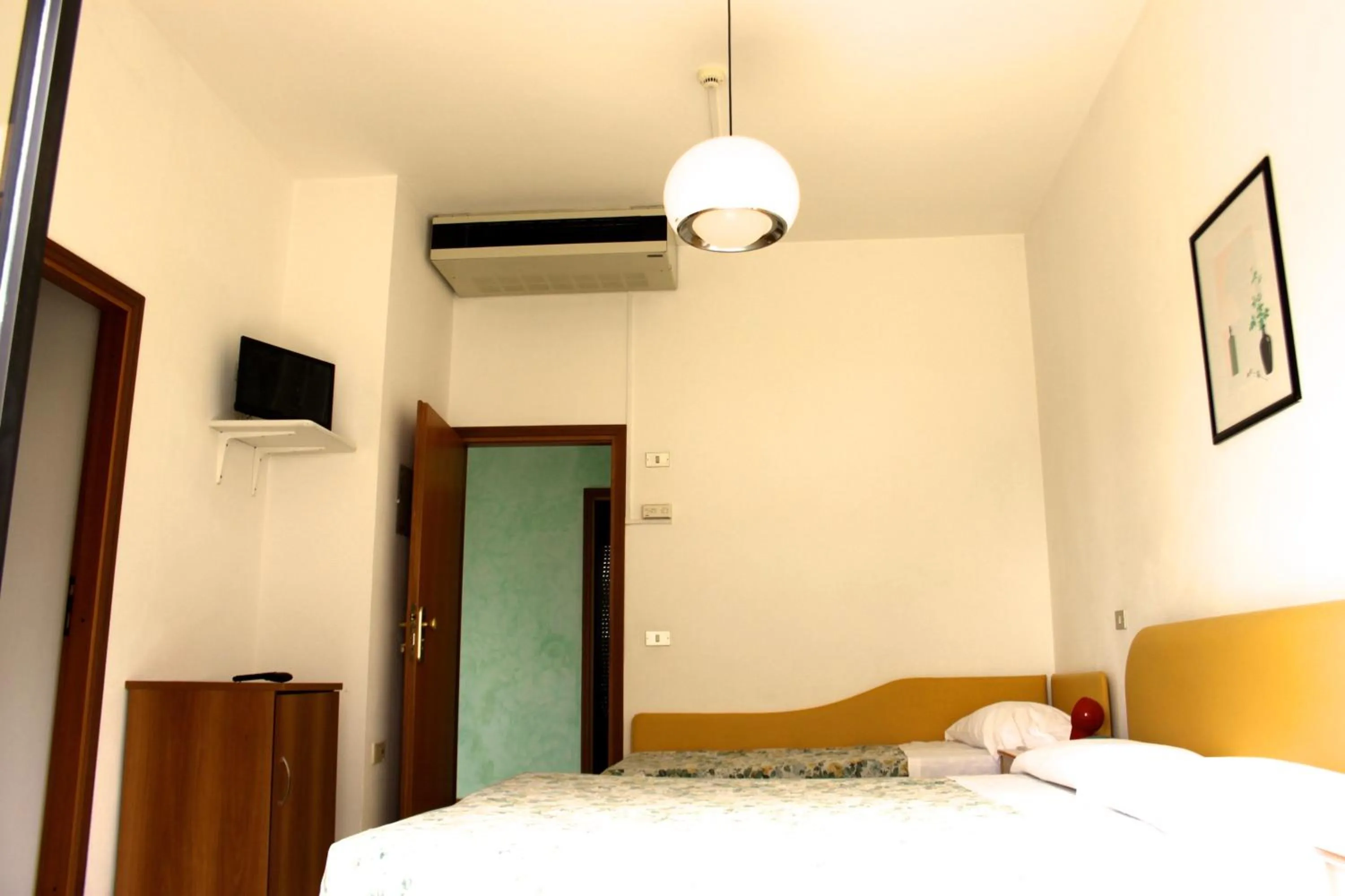 Bathroom, Bed in B&B Domus Mea