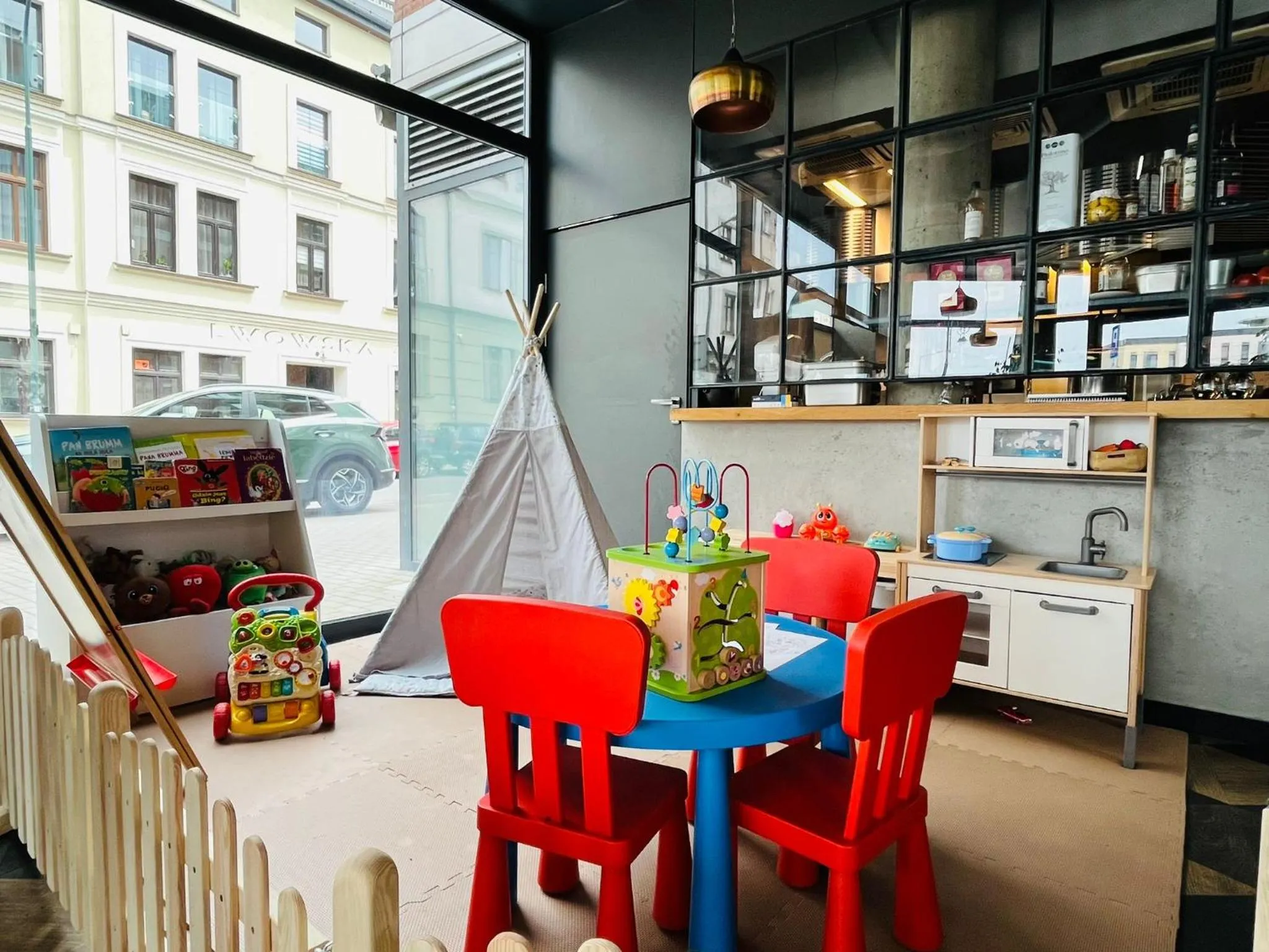 Restaurant/places to eat in Lwowska 1