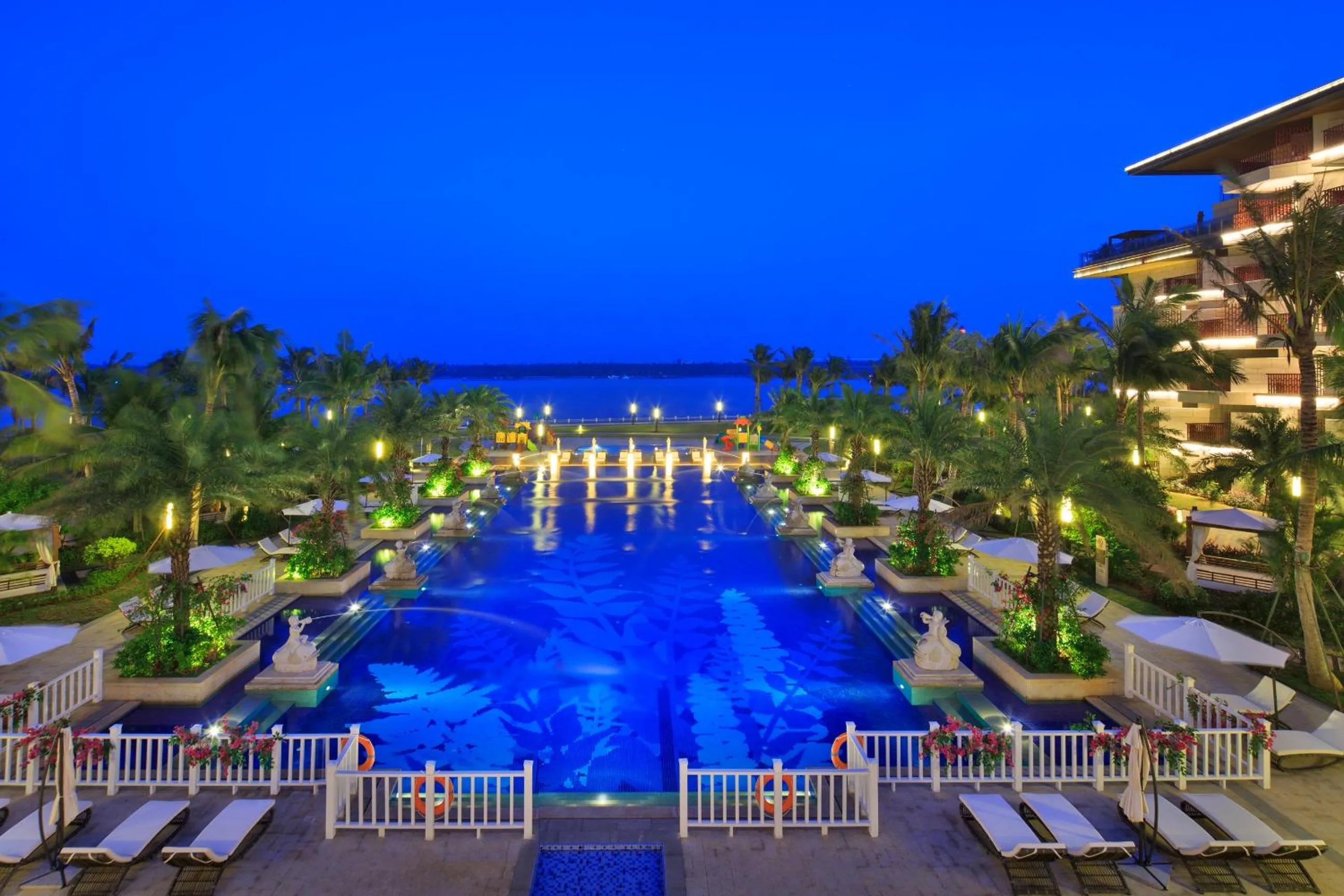 Night in Wyndham Grand Plaza Royale Wenchang