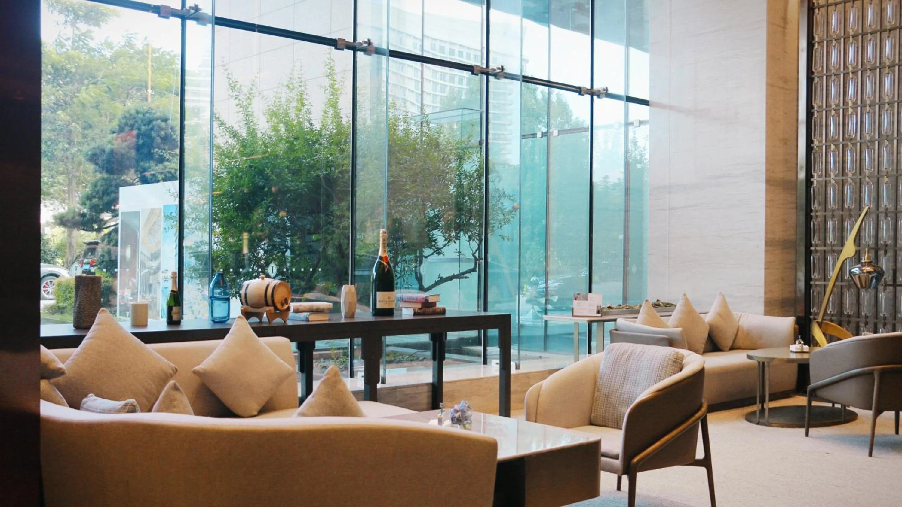 Lounge or bar in InterContinental Xiamen by IHG