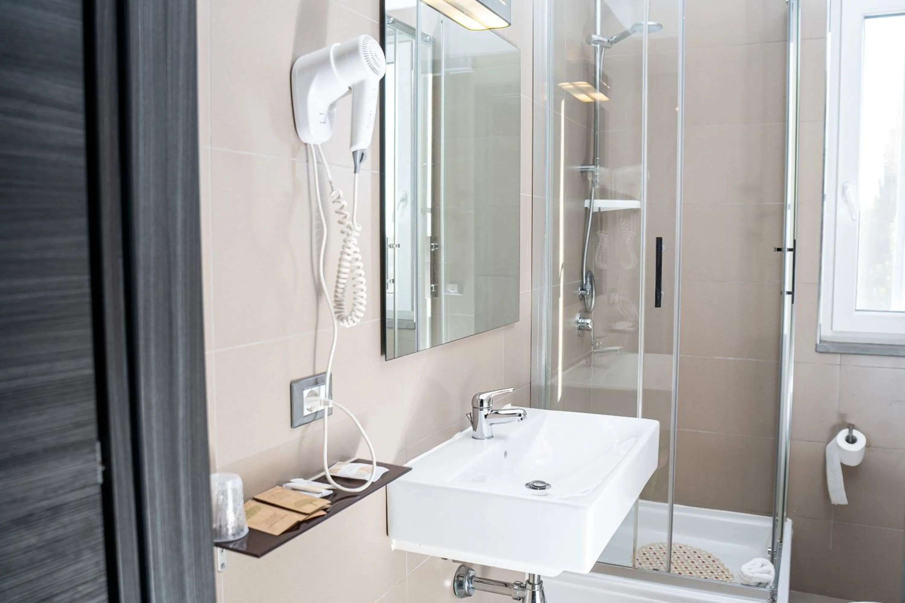 Shower in San Cataldo Hotel