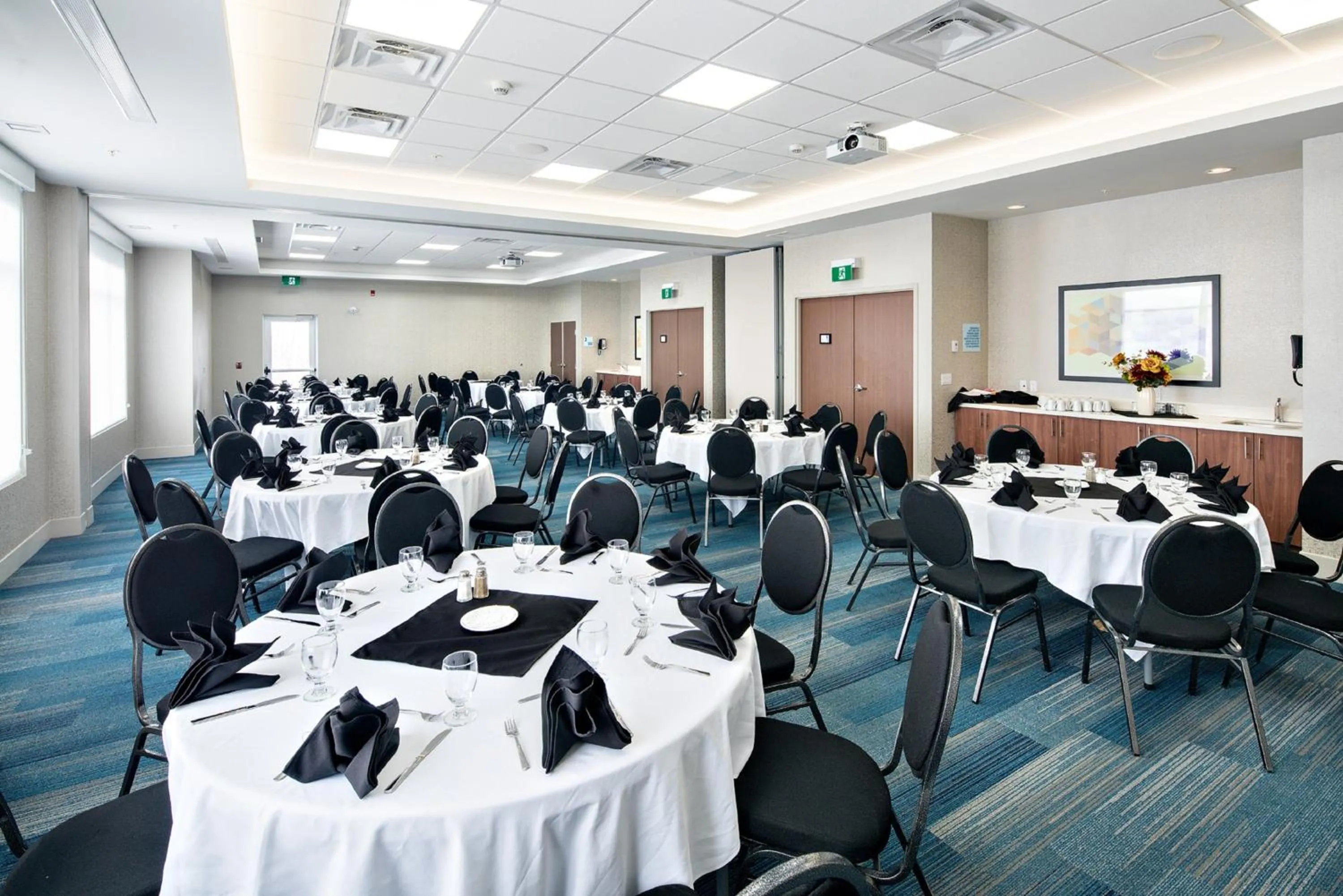 Meeting/conference room in Holiday Inn Express - Red Deer North by IHG