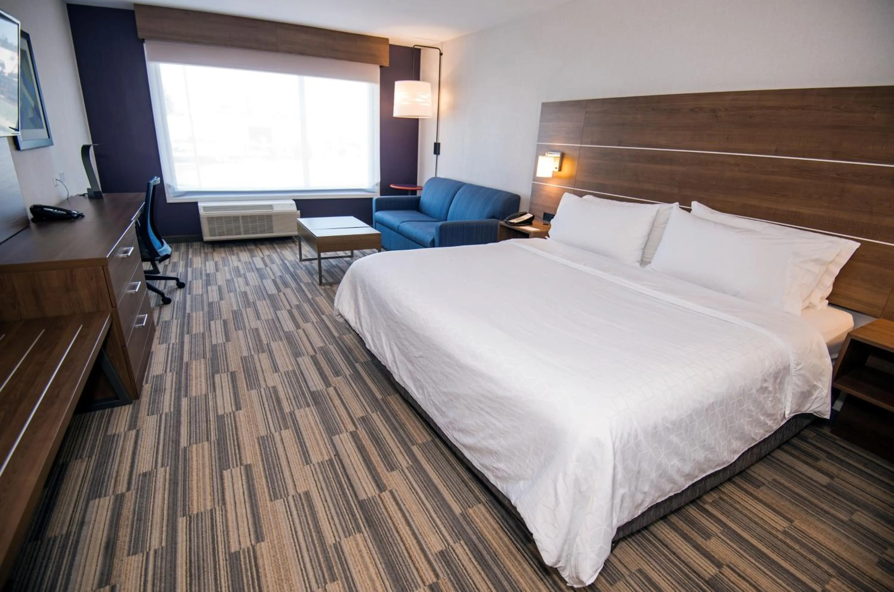 Photo of the whole room, Bed in Holiday Inn Express - Red Deer North by IHG