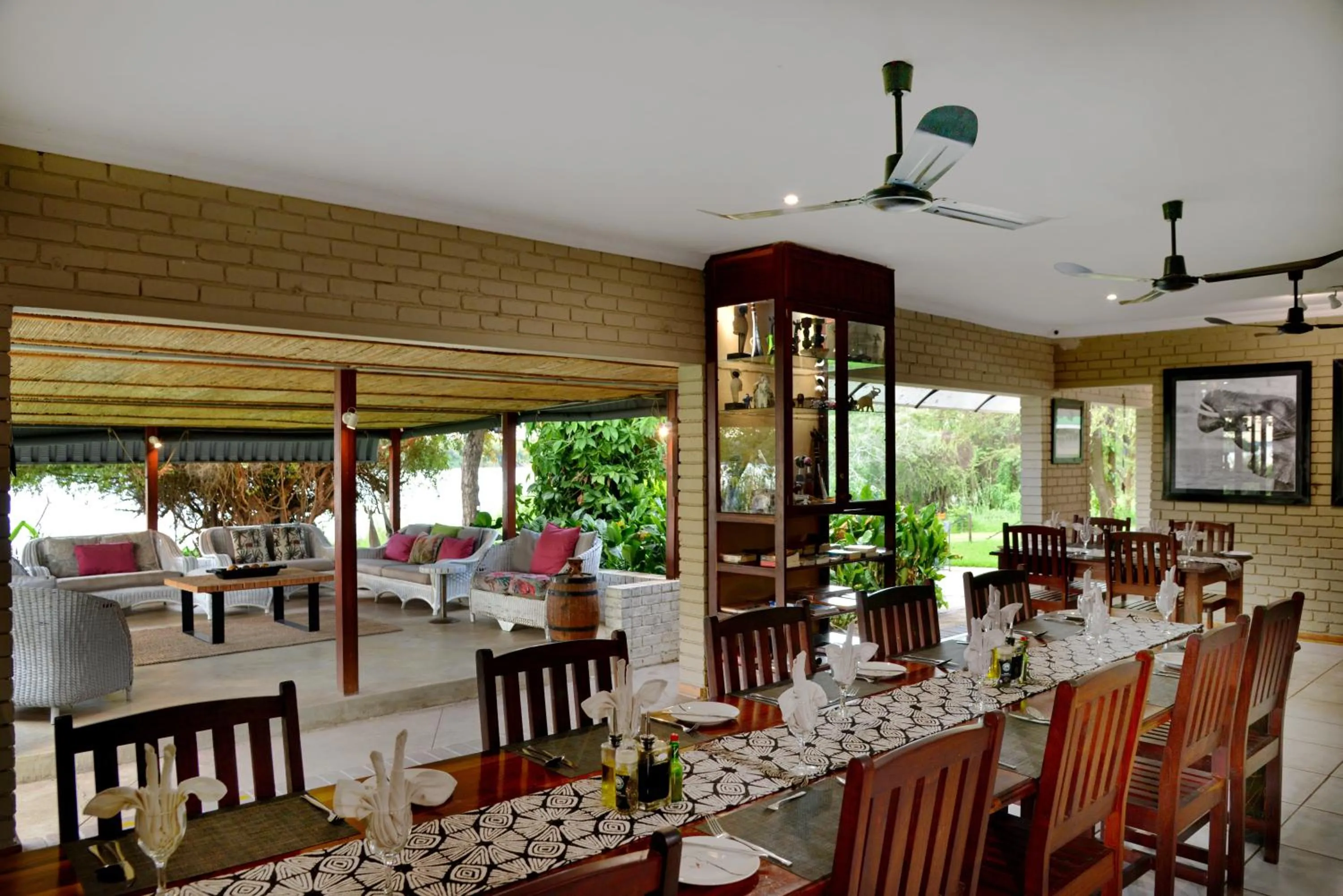 Restaurant/places to eat in River View Lodge