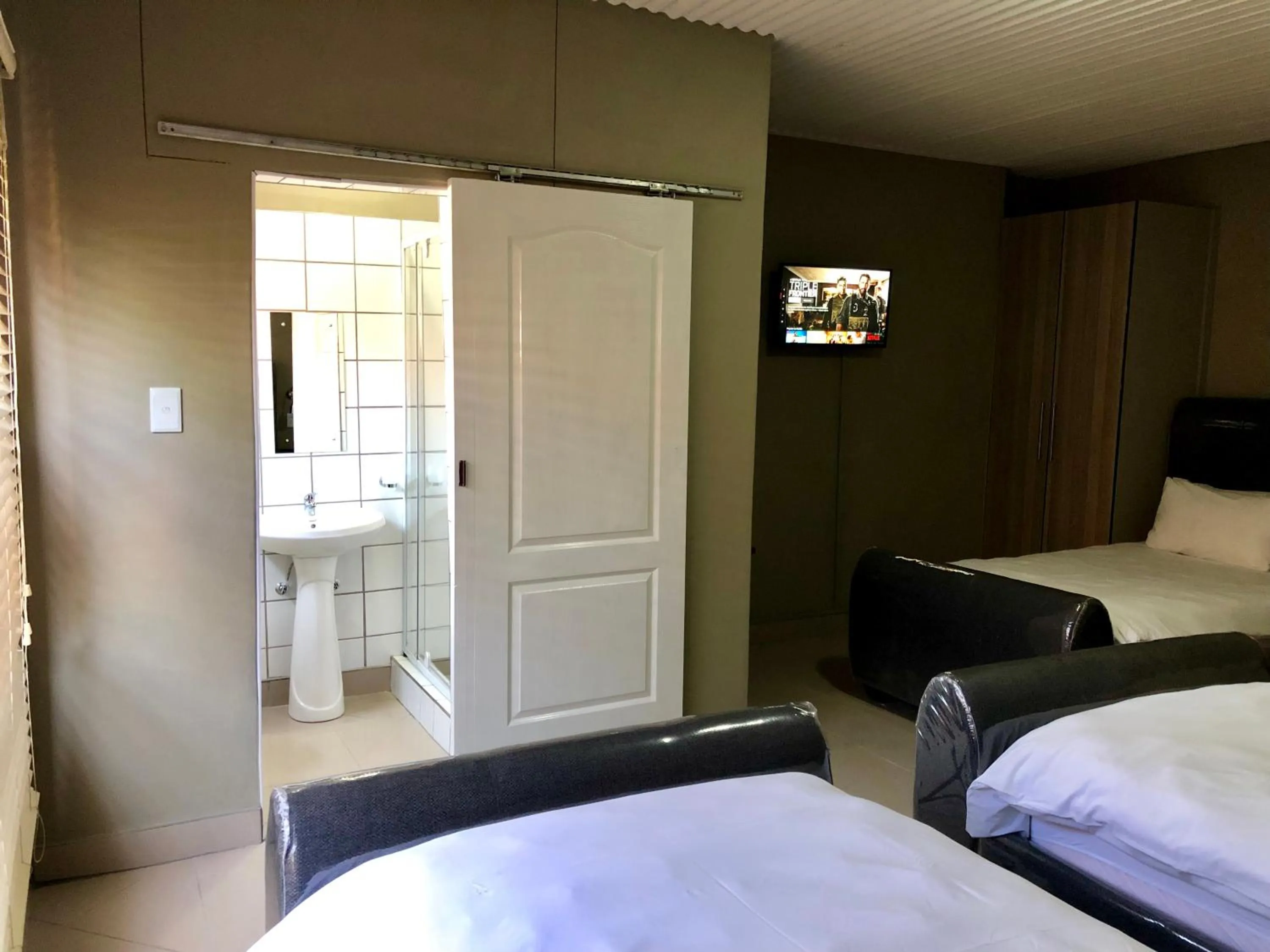 Bathroom, Bed in City Lodge Etosha