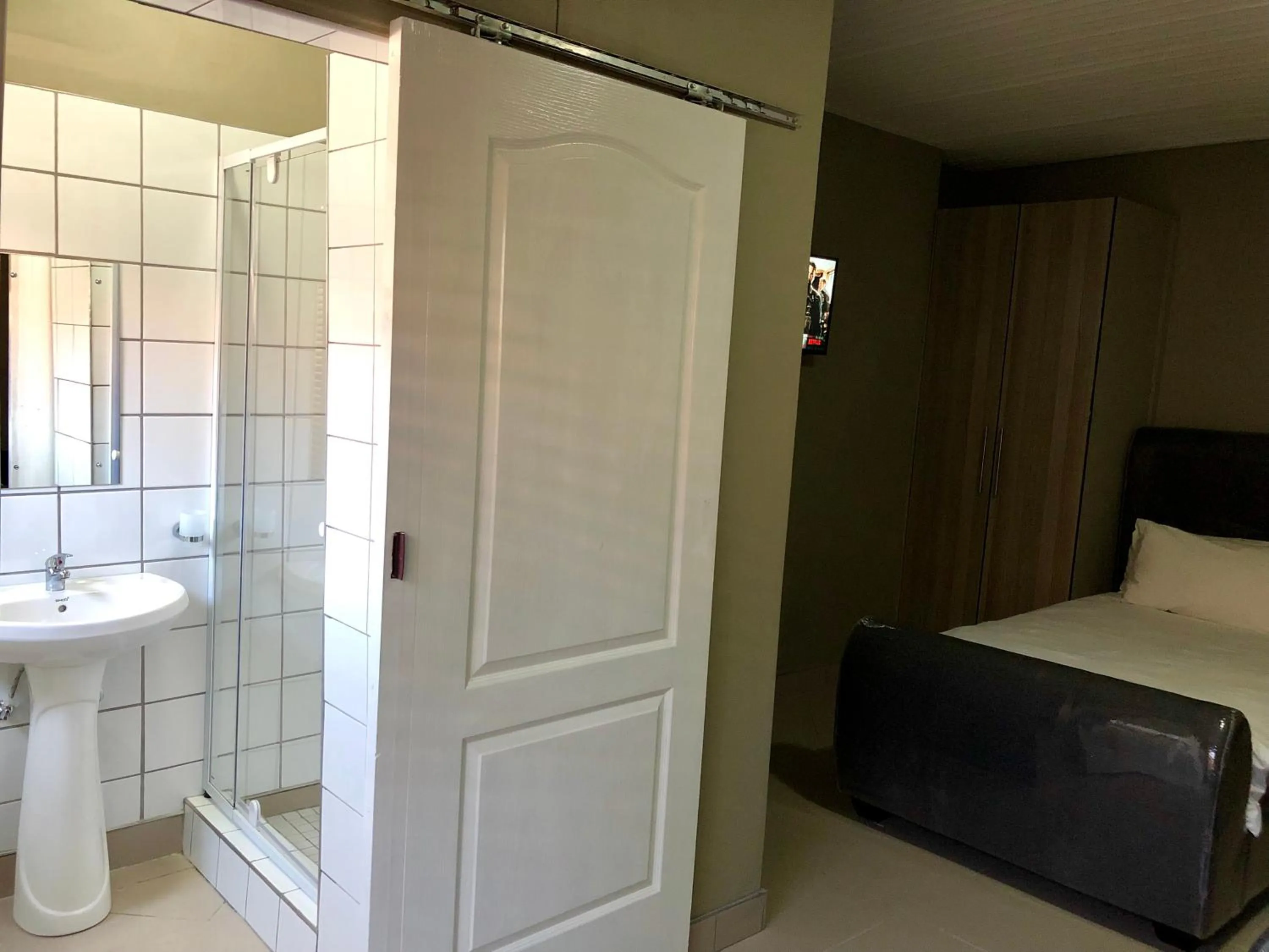 Shower, Bed in City Lodge Etosha