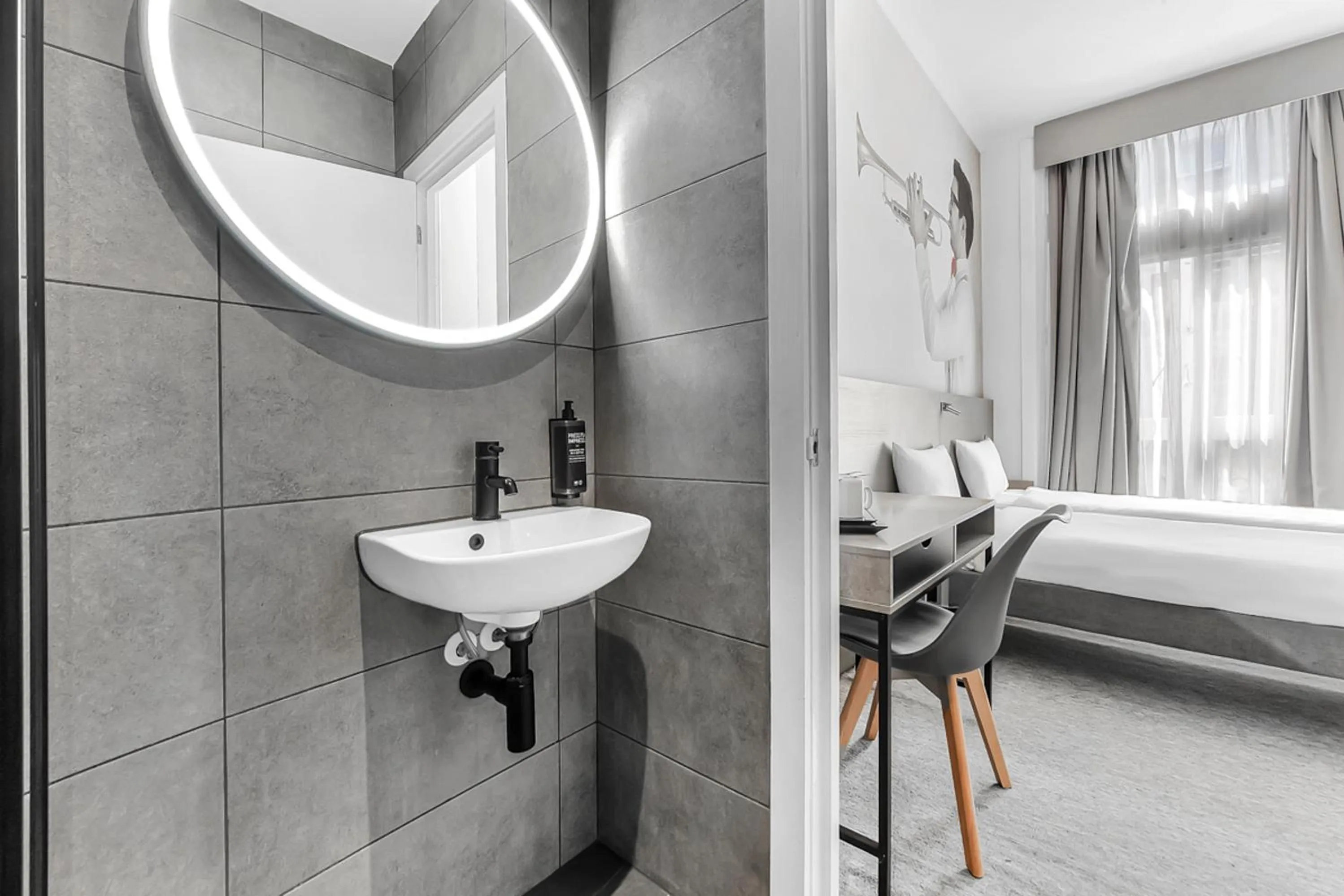 Bathroom, Bed in Heeton Concept Hotel - Kensington London
