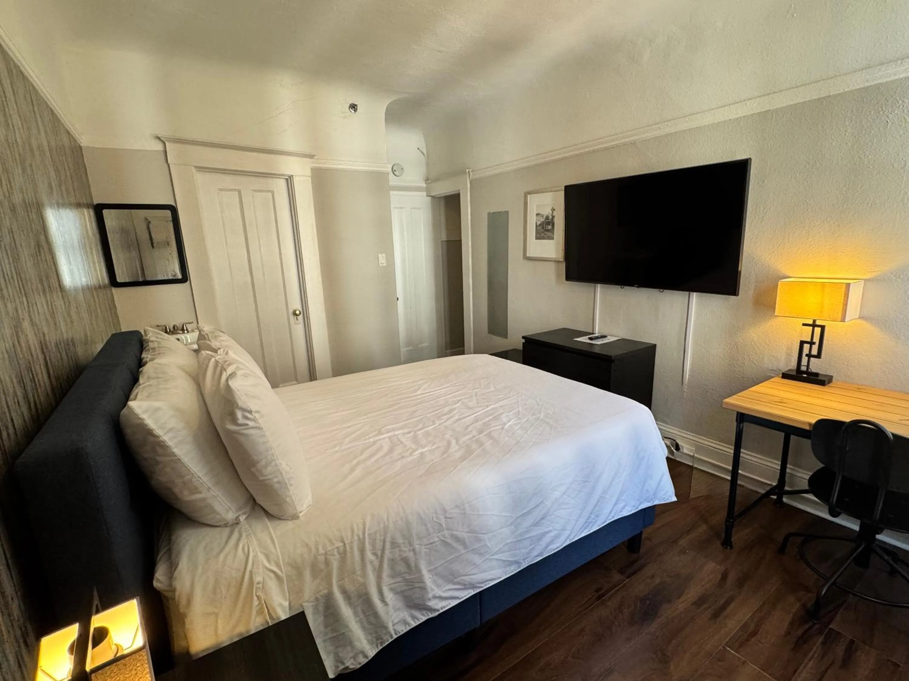 Photo of the whole room, Bed in Hotel Ikon