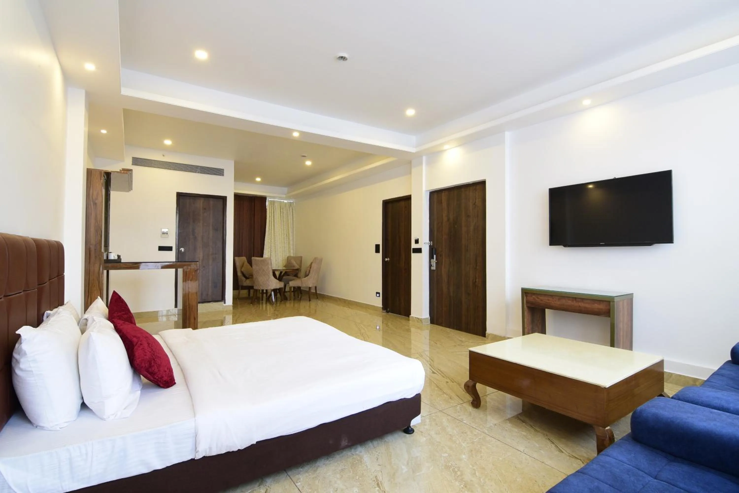 Photo of the whole room, Bed in Park Regis Goa
