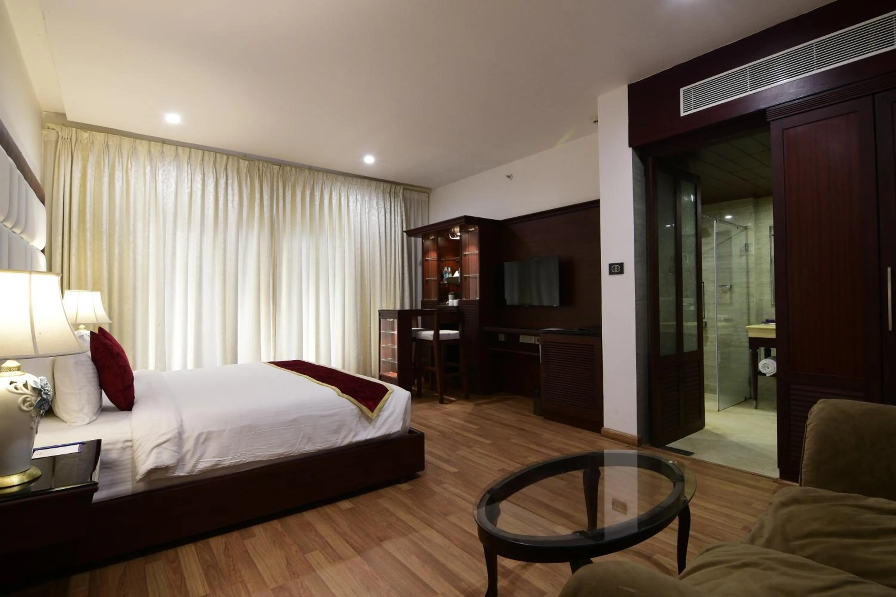 Photo of the whole room, Bed in Park Regis Goa