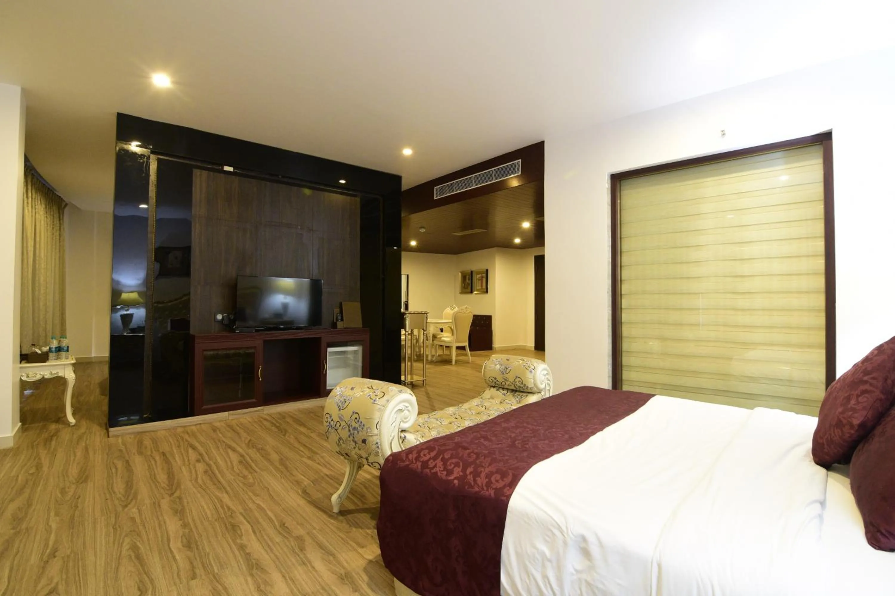 Photo of the whole room, Bed in Park Regis Goa