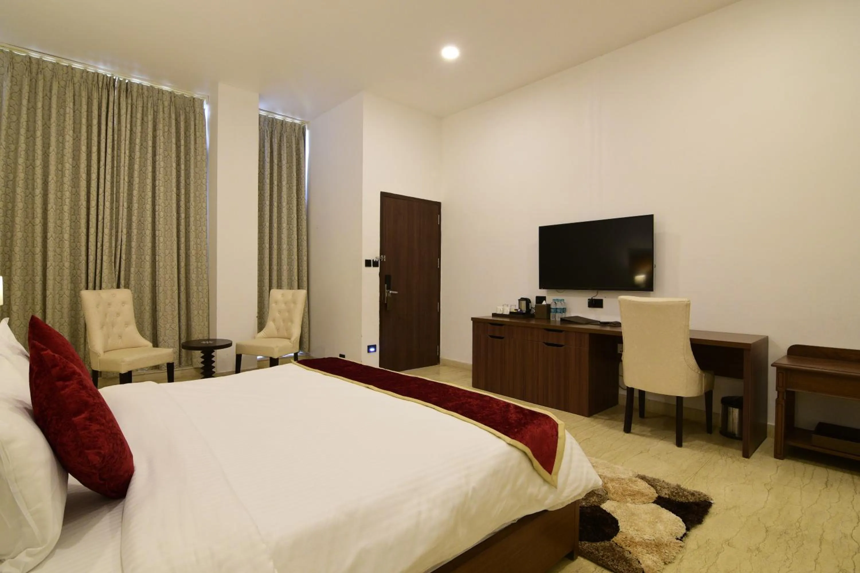 Photo of the whole room, Bed in Park Regis Goa