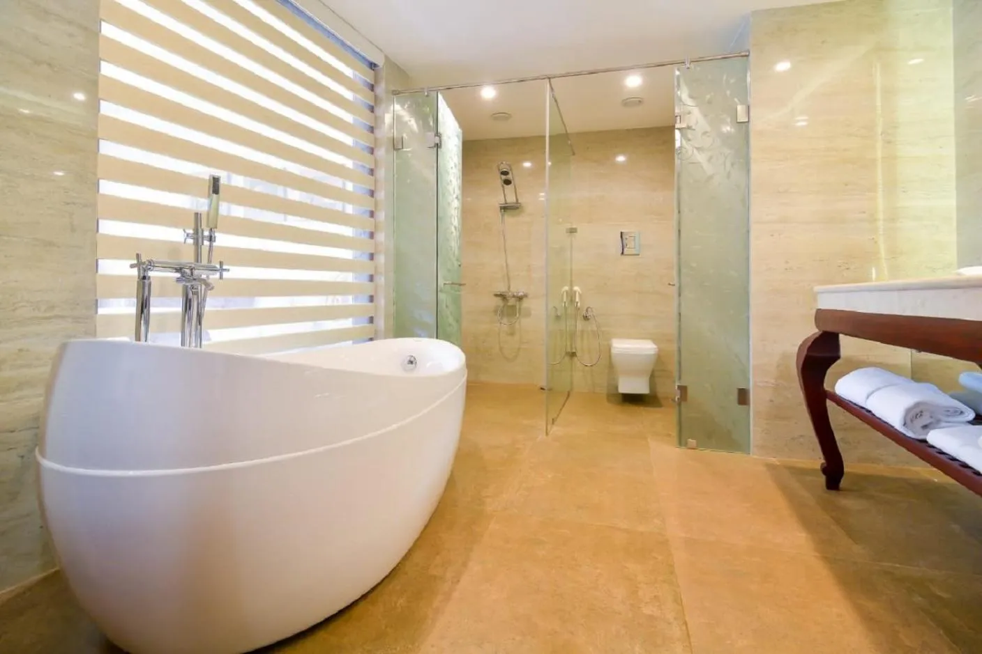 Toilet, Bed in Park Regis Goa