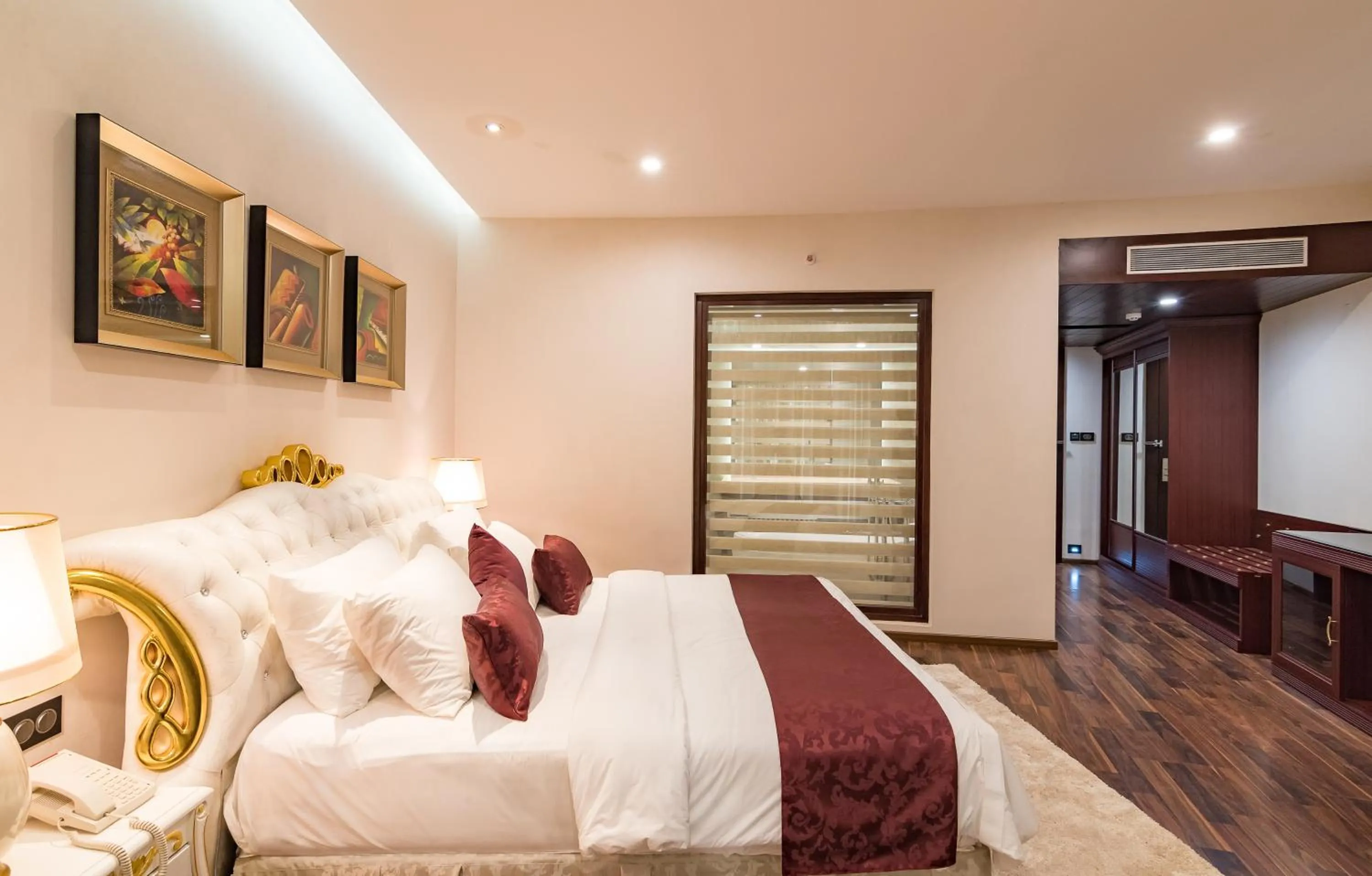 Photo of the whole room, Bed in Park Regis Goa