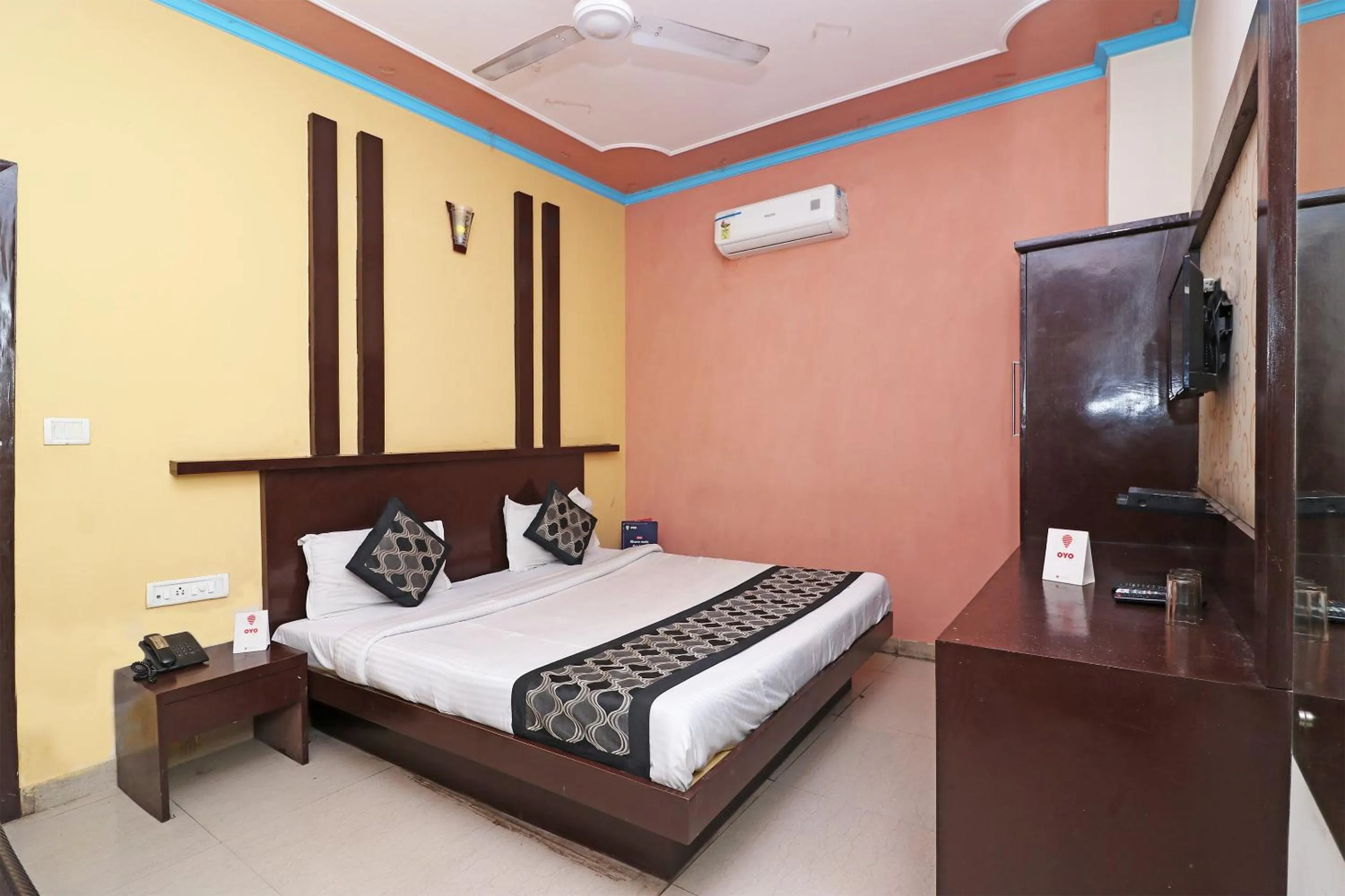 Bathroom, Bed in Hotel O Aura Palace Deluxe