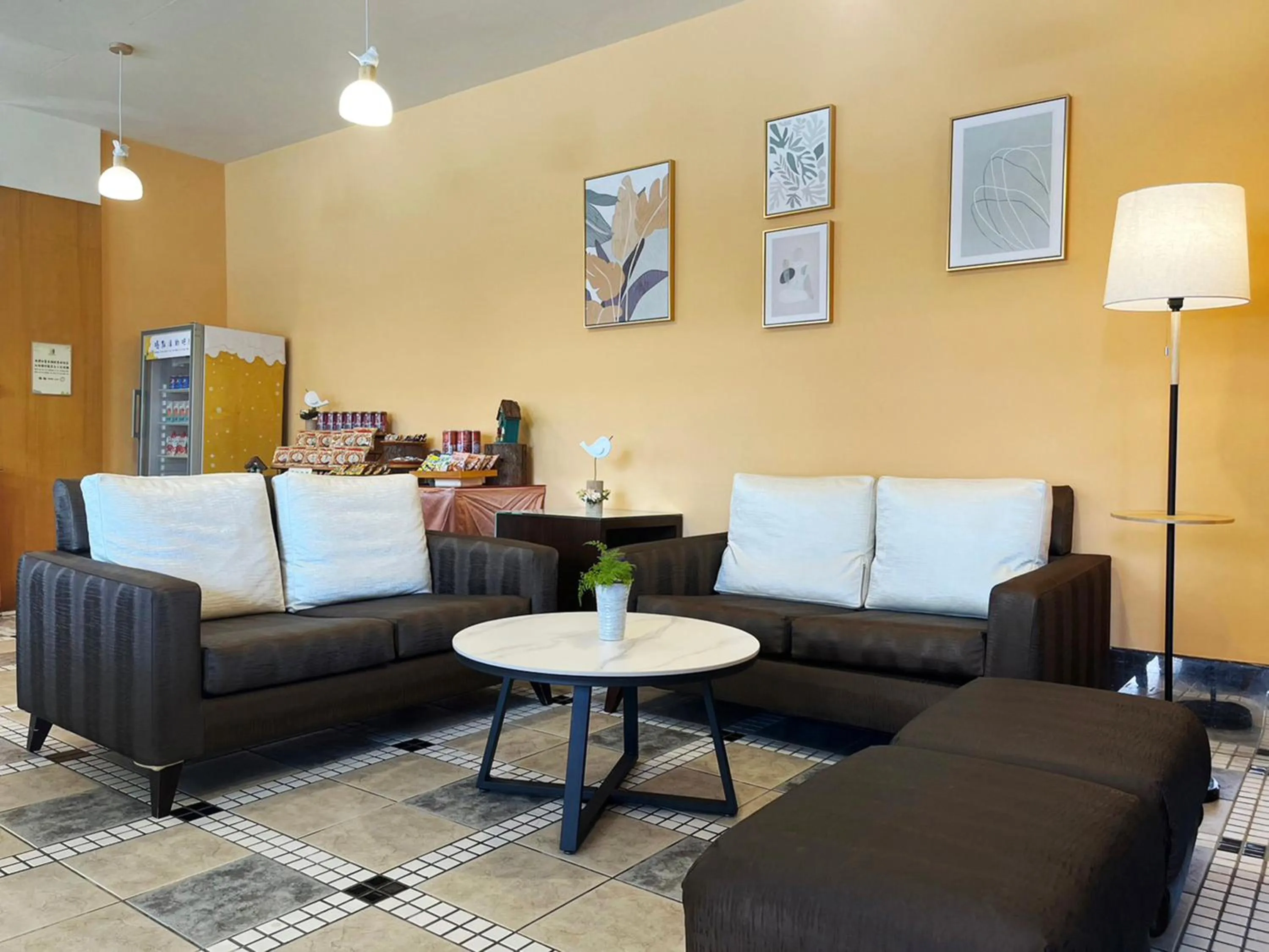 Communal lounge/ TV room in Gueylin Hotel