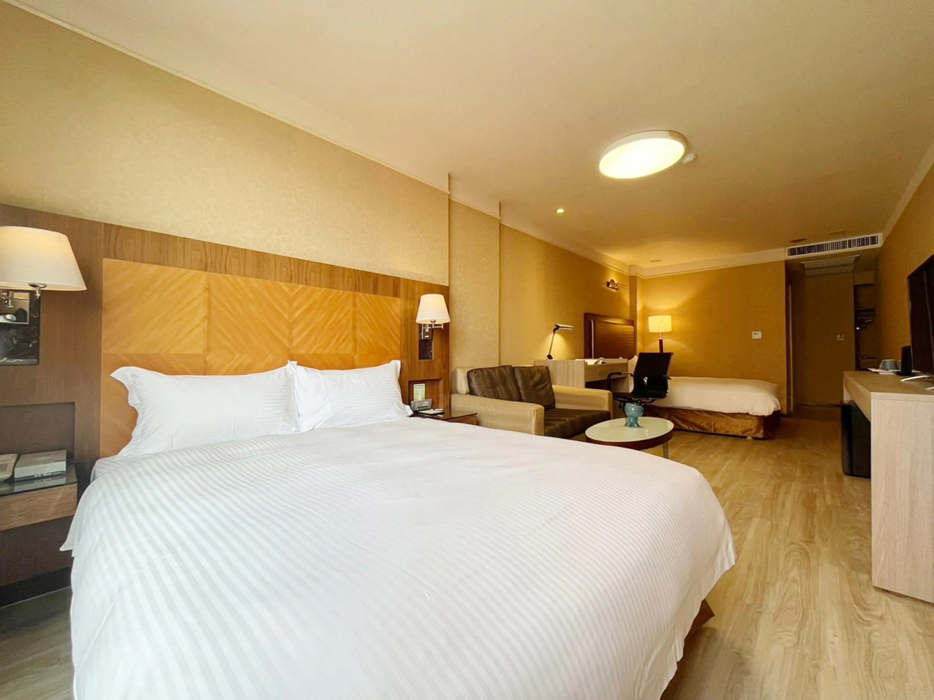 Photo of the whole room, Bed in Gueylin Hotel